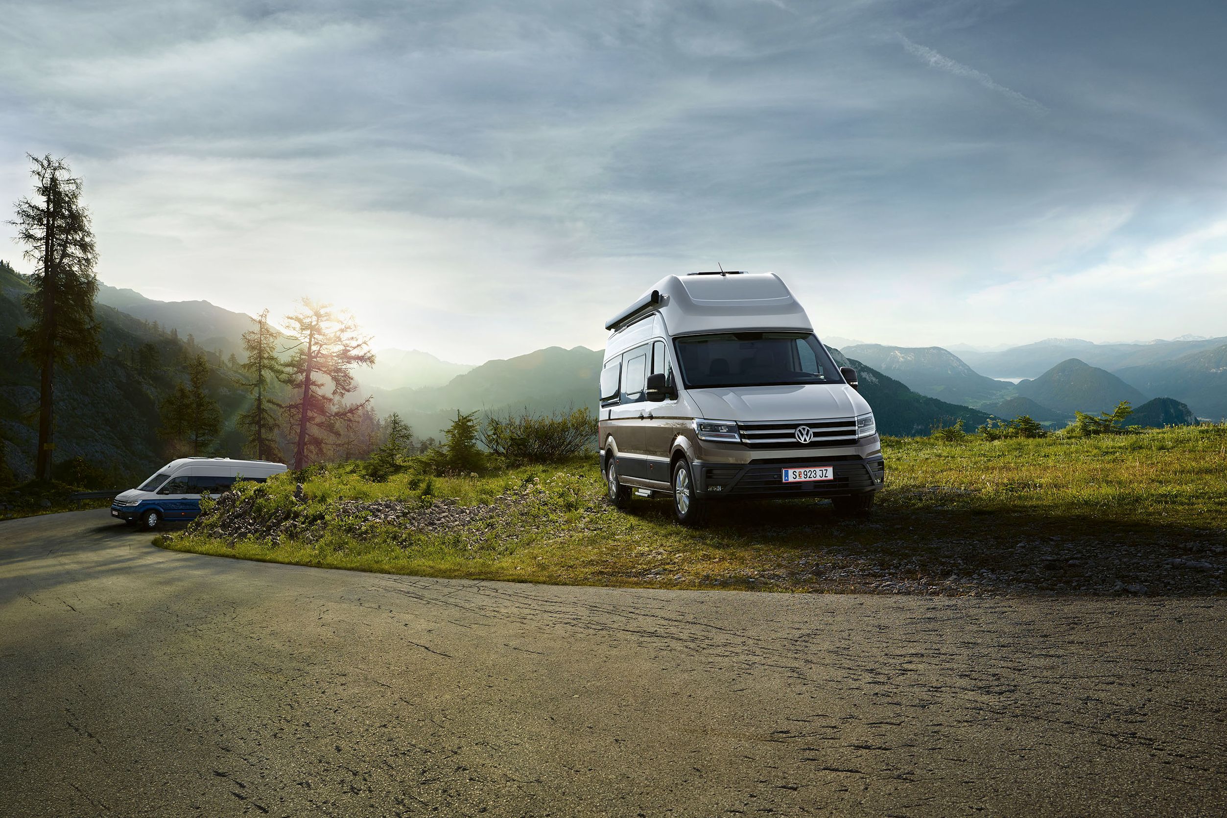 Grand California auf der Straße bzw. Wiese