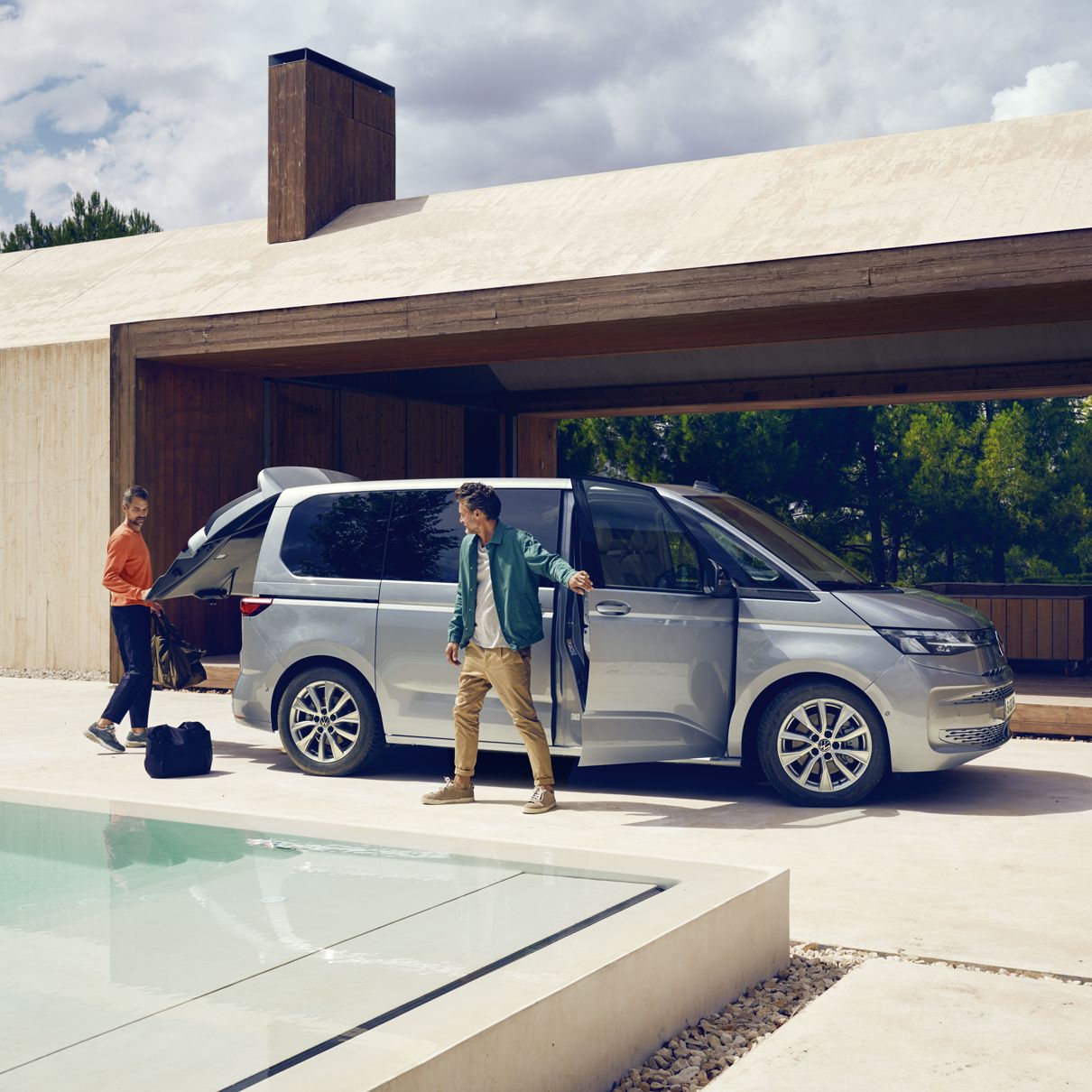 Volkswagen Multivan vor einem Hotel