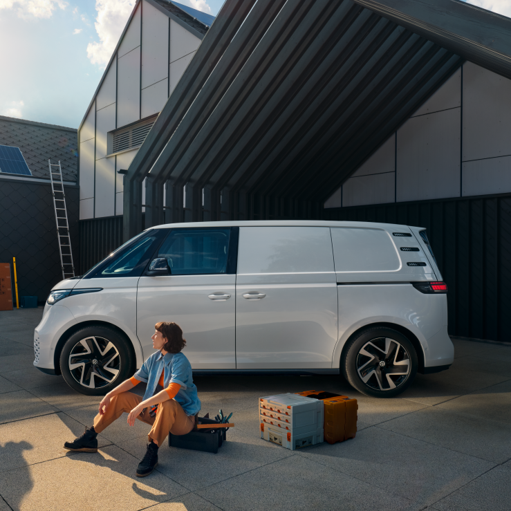 Beli Volkswagen ID. Buzz Cargo parkiran pod nadstreškom.