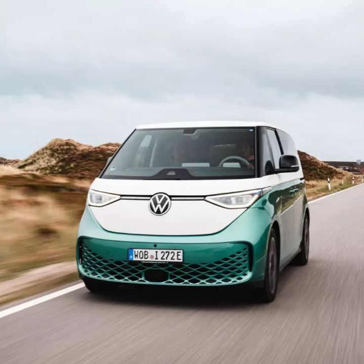 Frontansicht ID. Buzz, fährt auf Landstraße