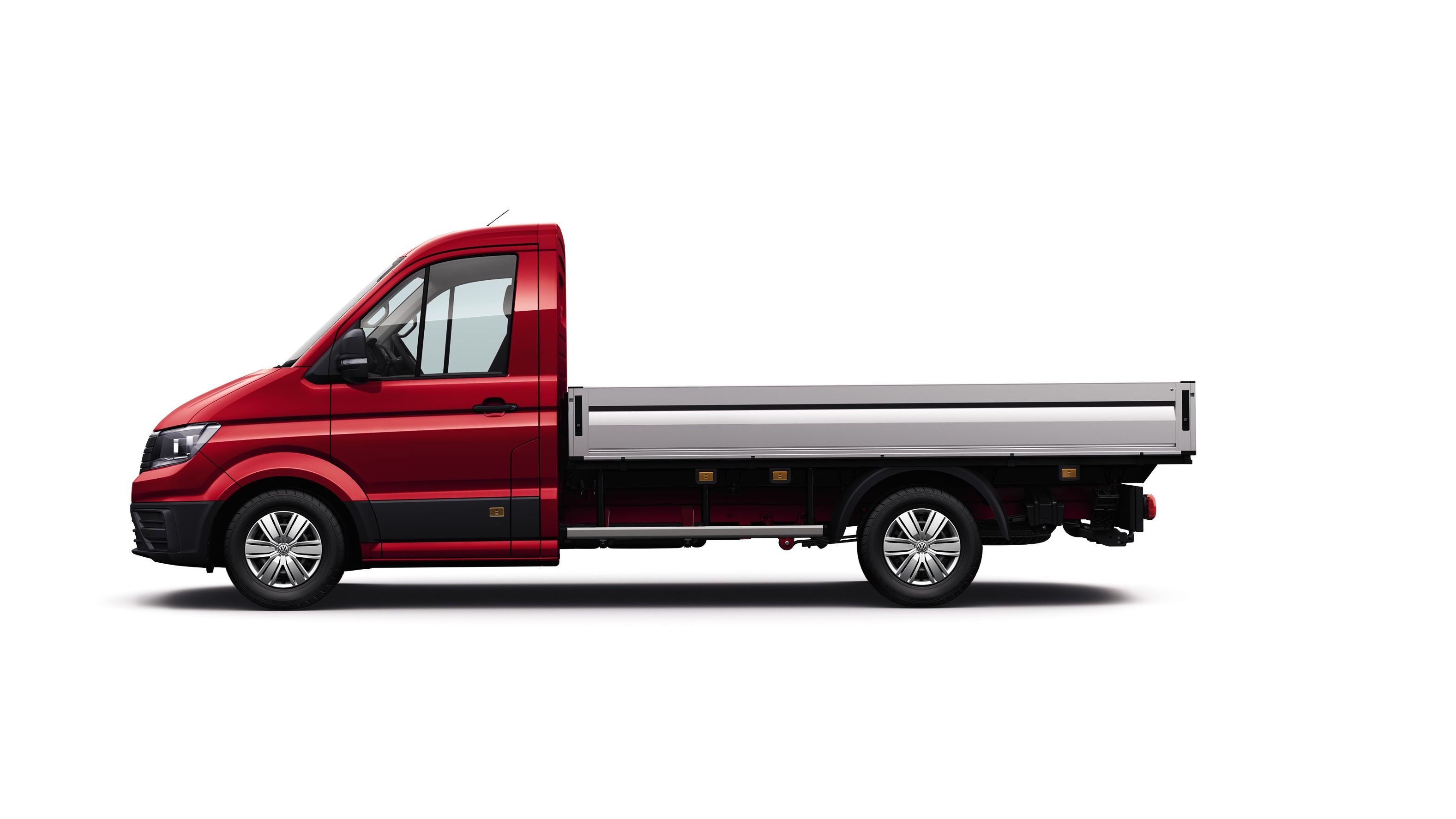 Der Crafter Pritschenwagen mit mittellangem Radstand und Einzelkabine von der Seite.