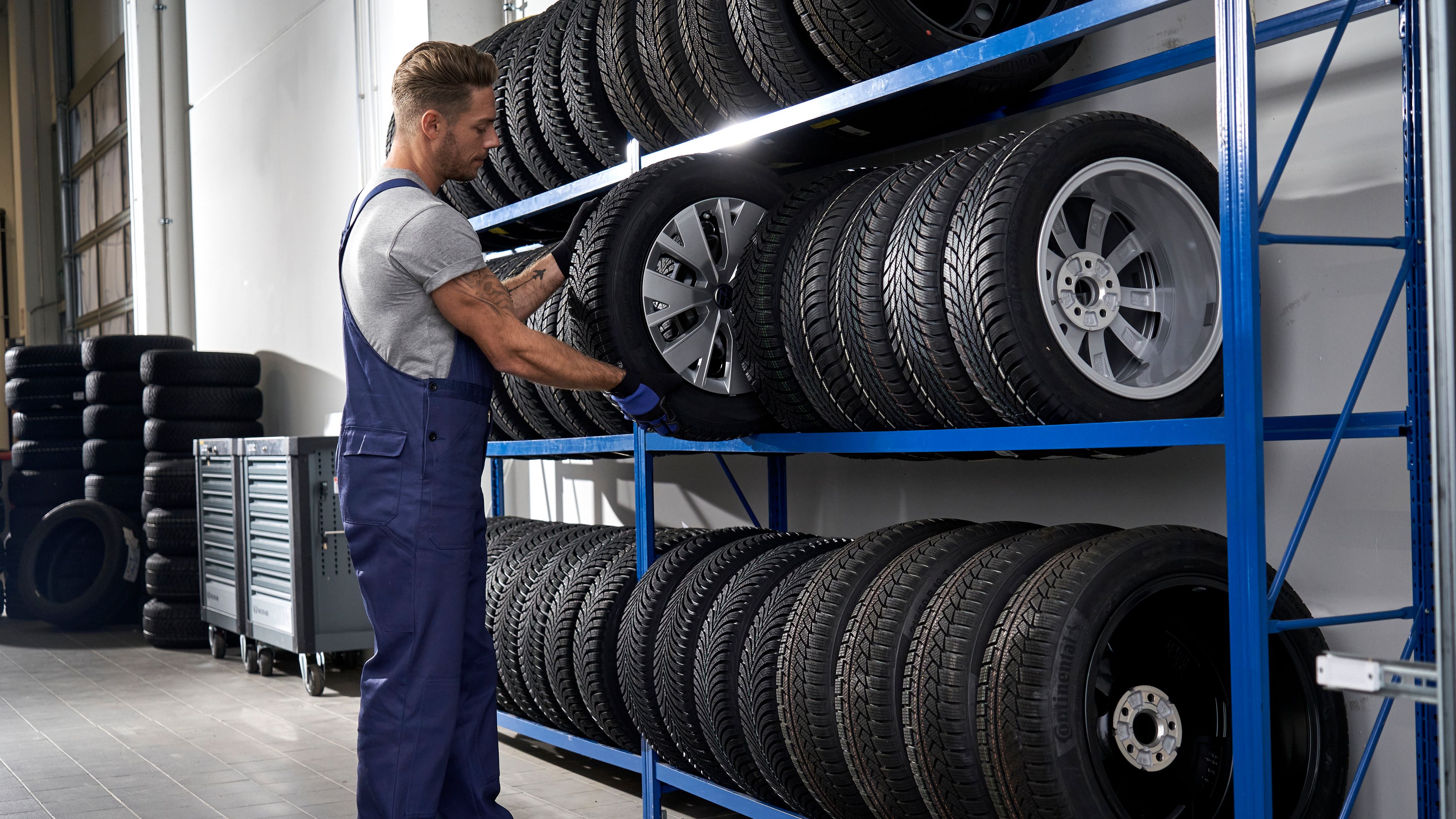 Servisni tehnik gleda zimske komplete koles VW