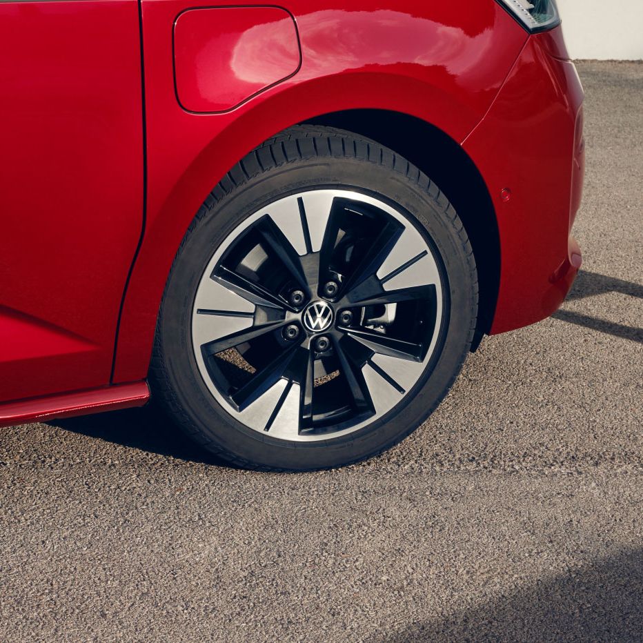 Aluminijasto platišče na desnem sprednjem delu VW Multivana