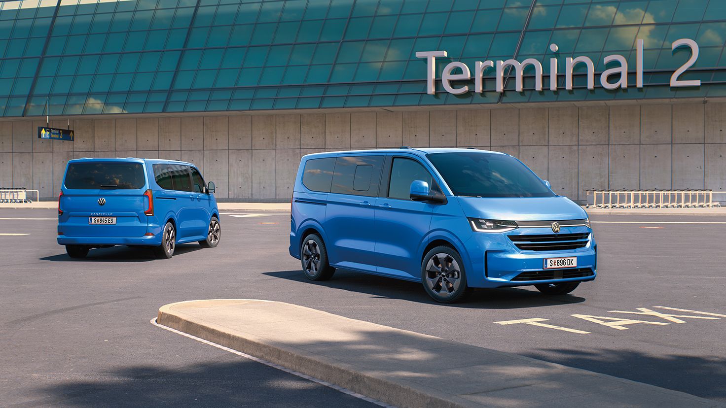Zwei neue Caravelle parken vor einem Terminal