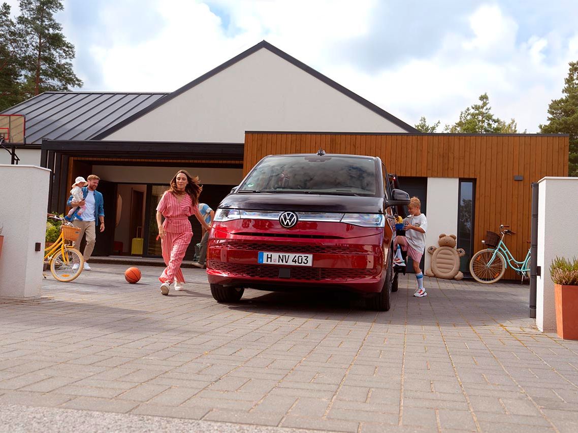 Vozilo VW Multivan z družinskim dogajanjem