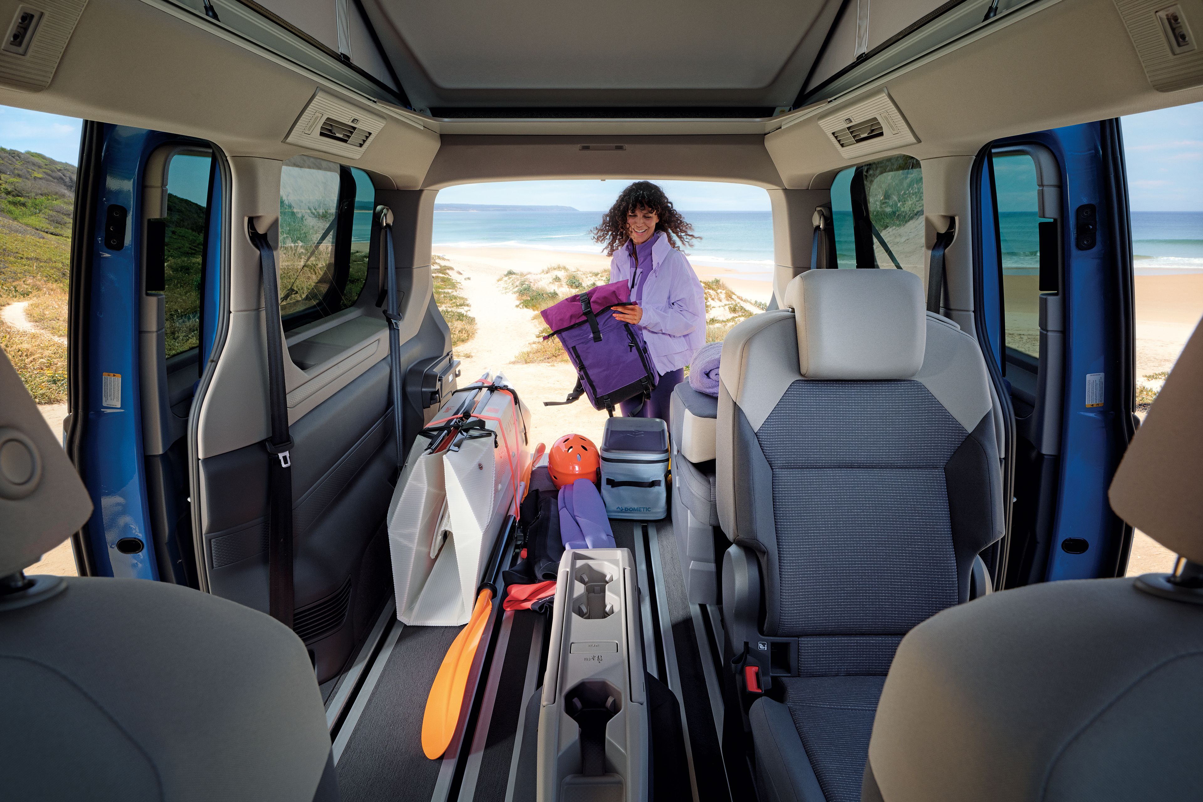 Eine Frau belädt den vergrößerten Kofferraum eines New Californias