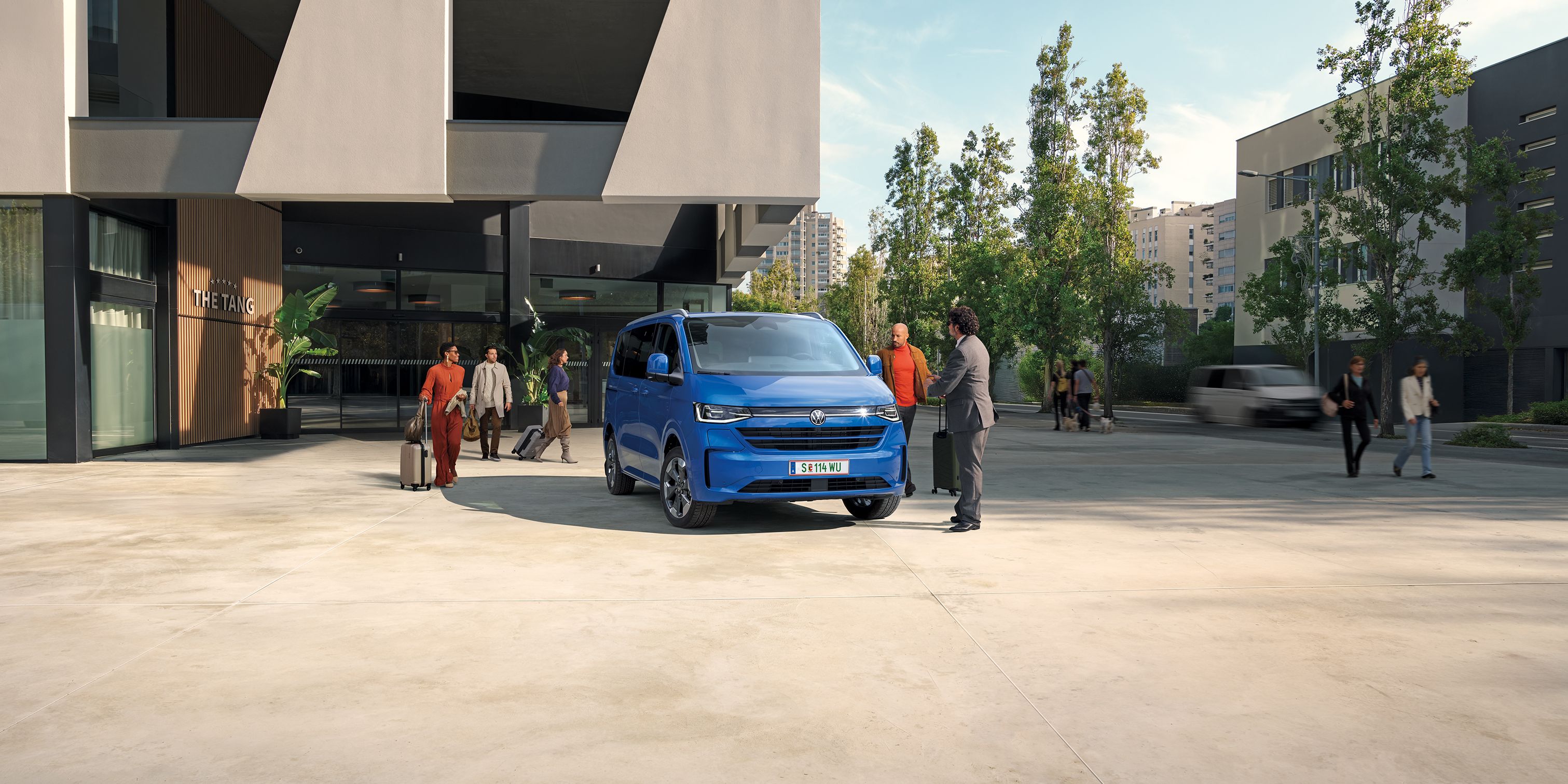 Caravelle in Blau vor Gebäude