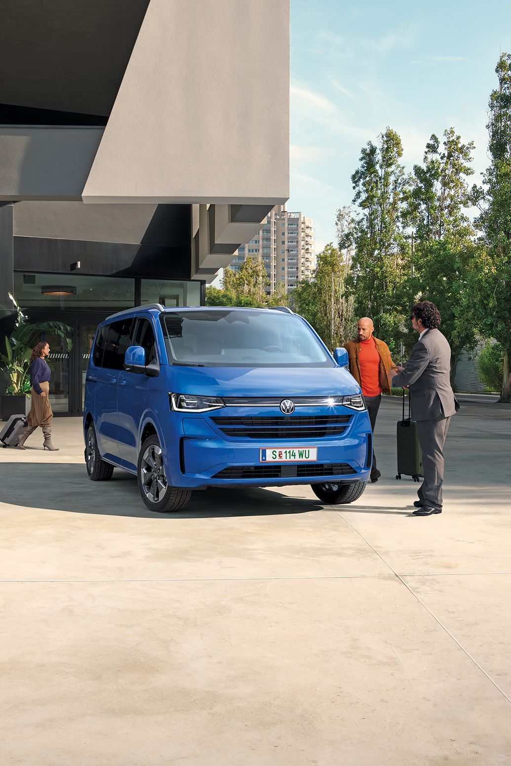 Caravelle in Blau vor Gebäude