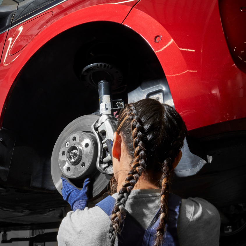 Mehanik servisira zavore na VW Multivanu