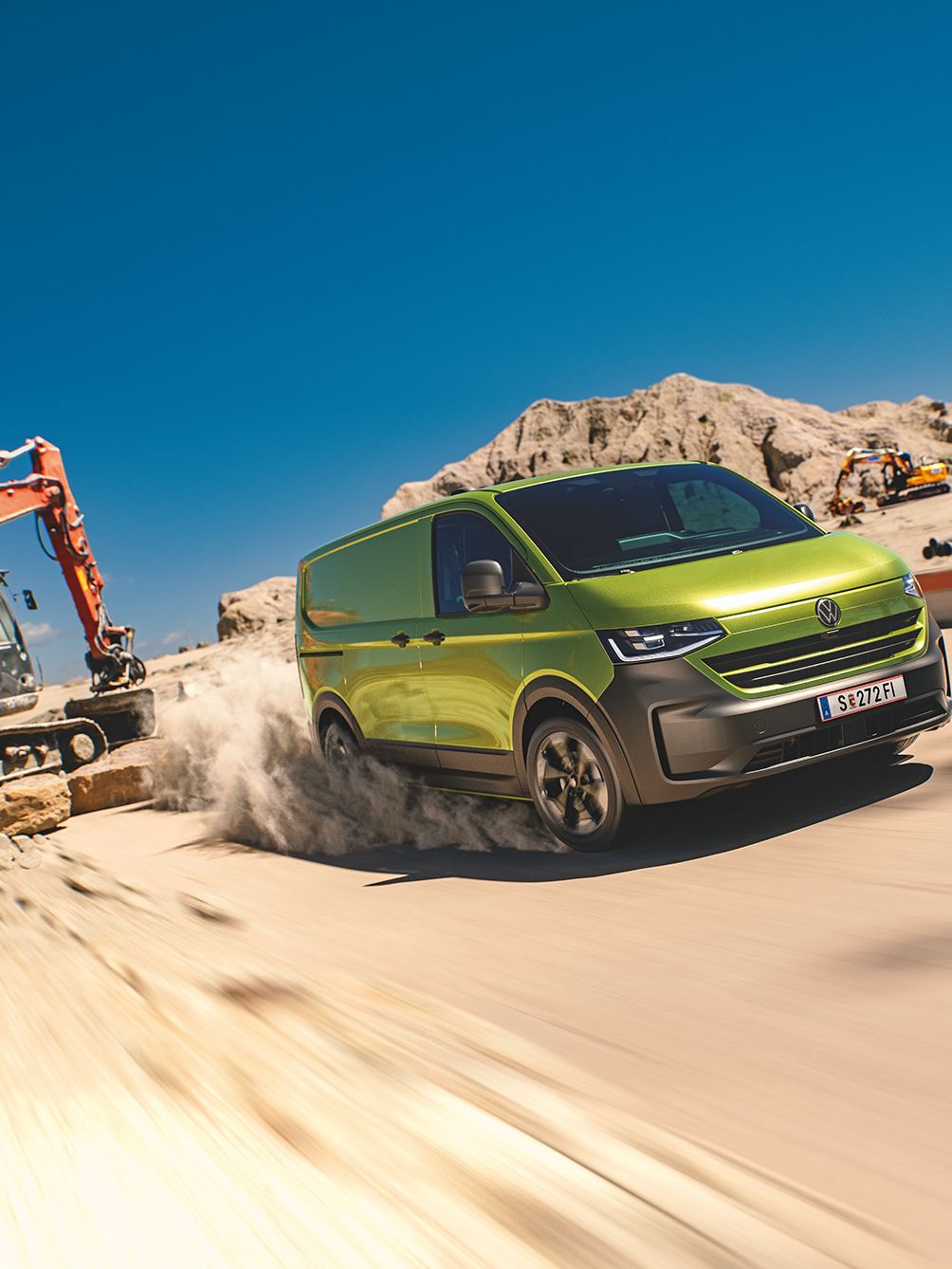 VW Transporter fährt durch den Sand