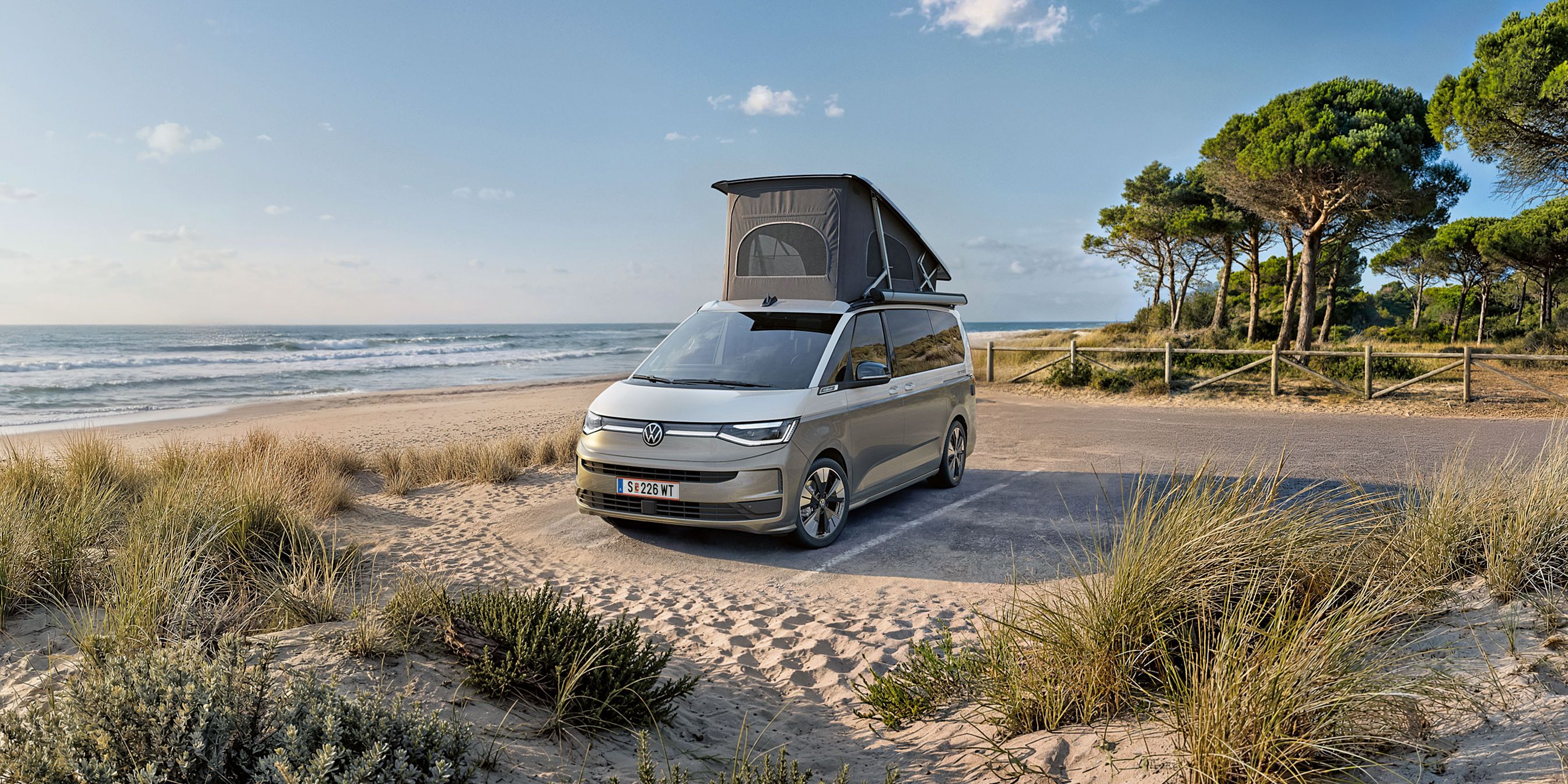 Der neue VW California 2026 steht am Strand.