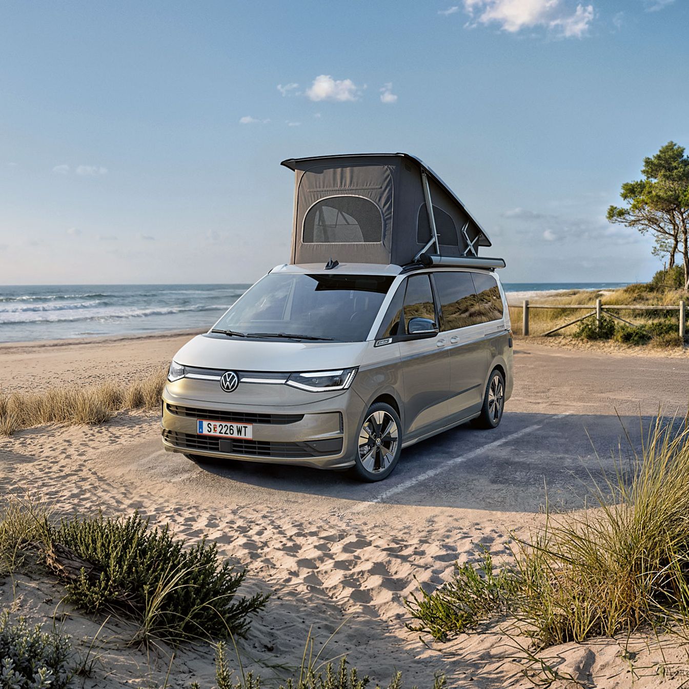 Der neue VW California 2026 steht am Strand.