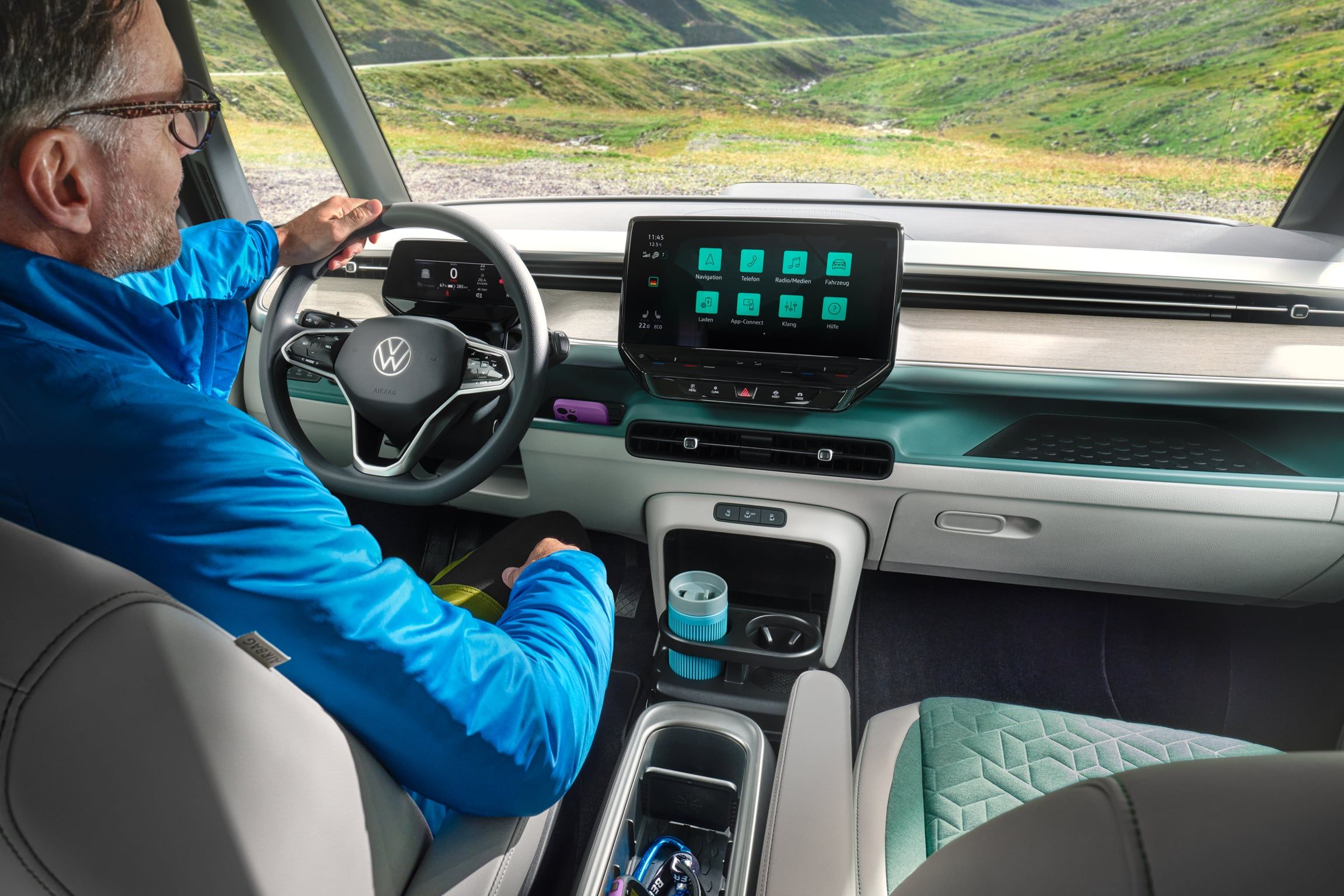 Ein Mann sitzt am Steuer eines ID. Buzz und schaut durch die Frontscheibe