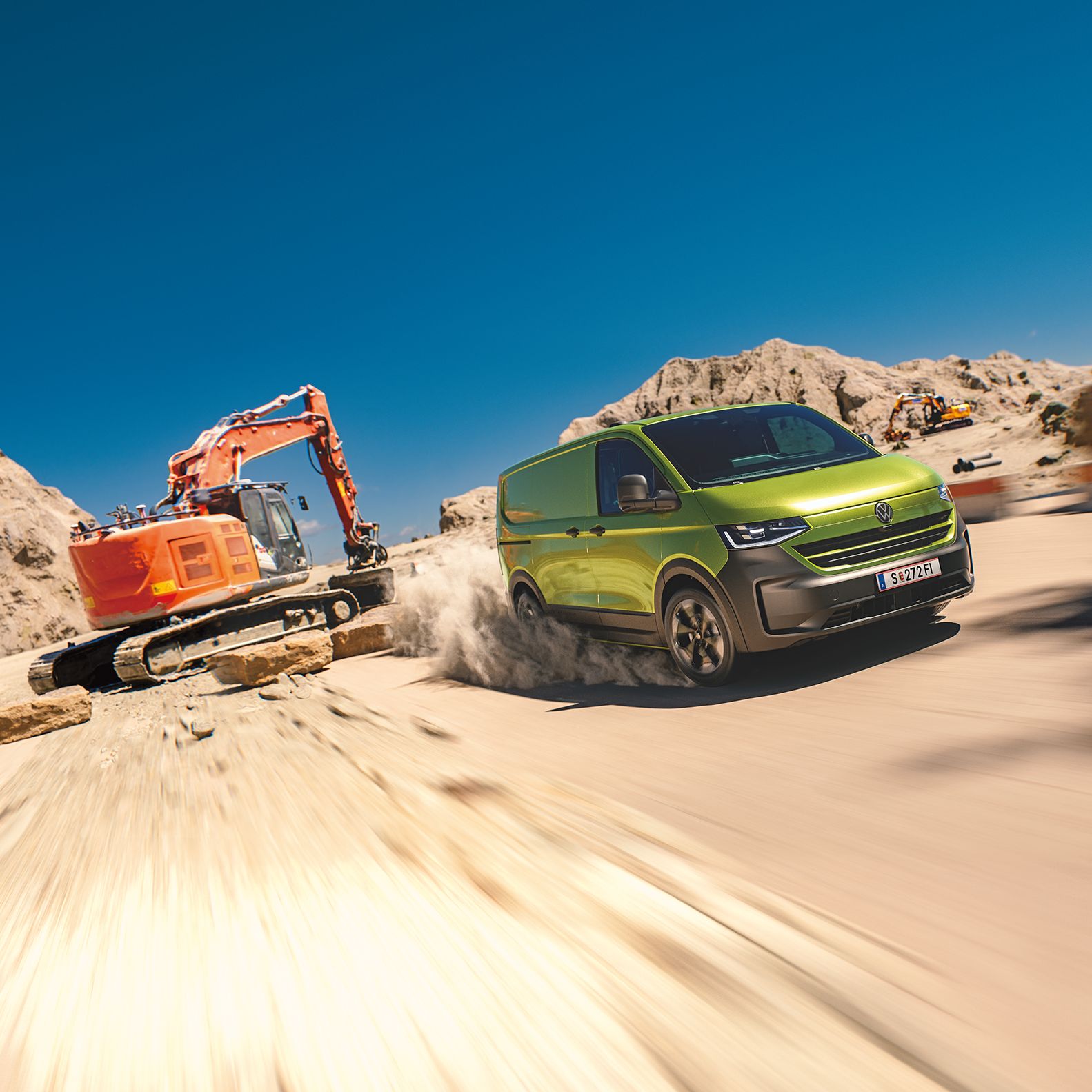 VW Transporter fährt durch den Sand