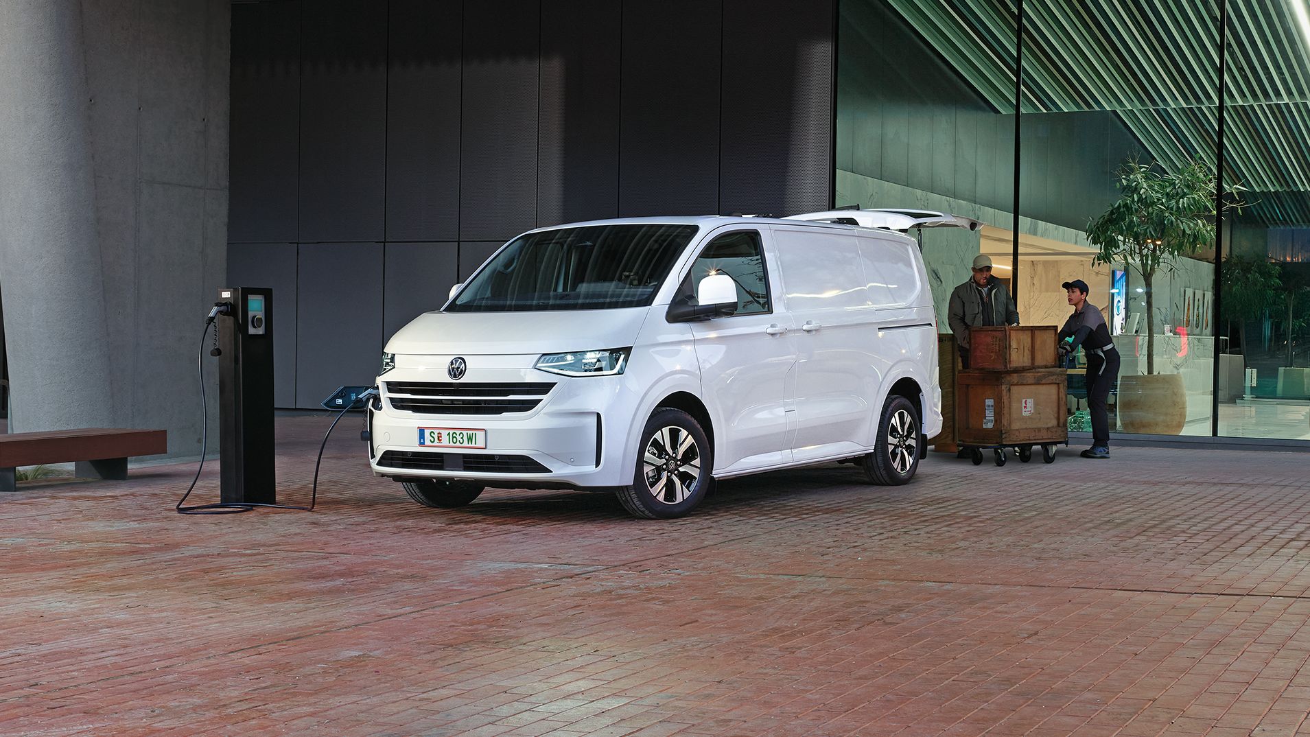 VW e-Transporter Kastenwagen wird geladen