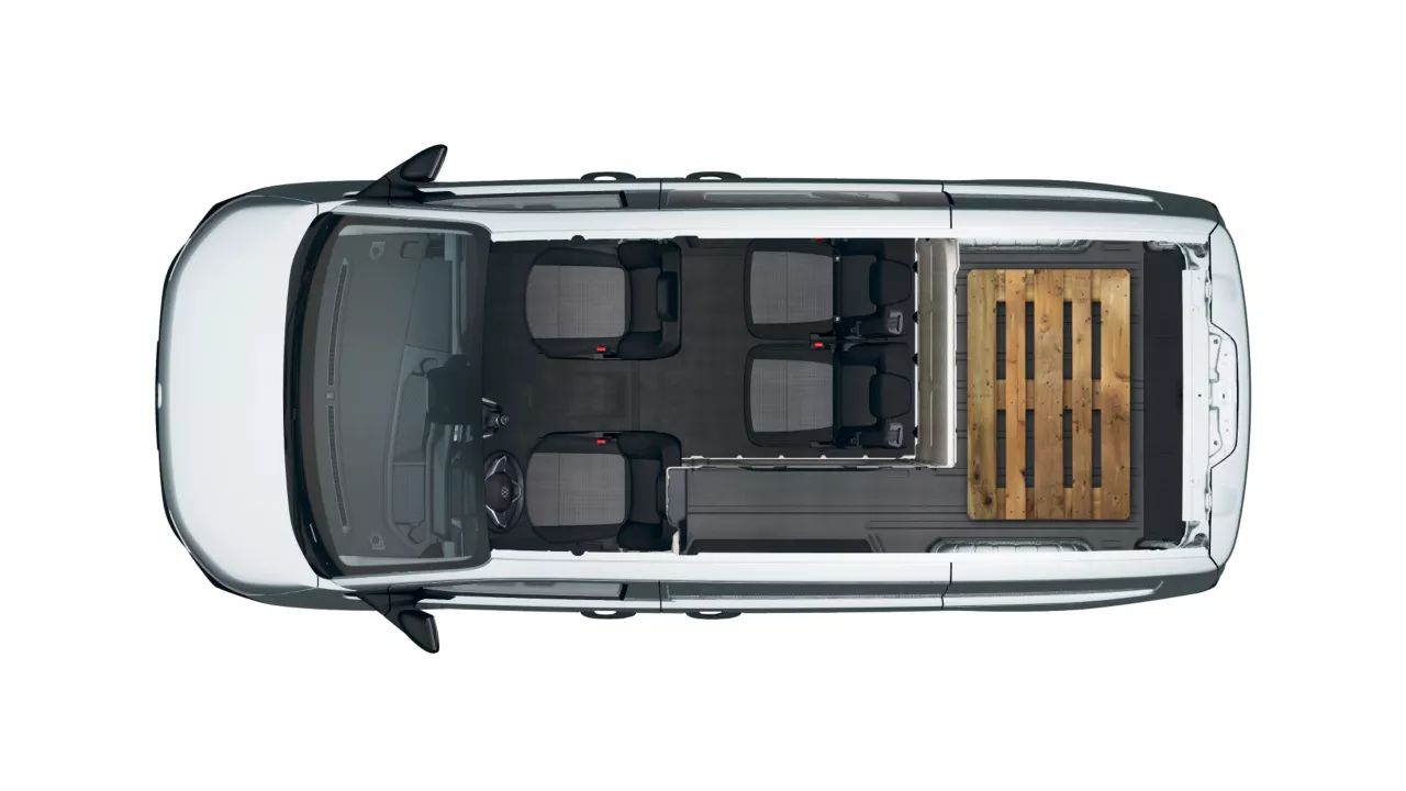 VW Transporter Kombi mit 4 Sitzen, L-Trennwand und Platz eine EURO2 Palette