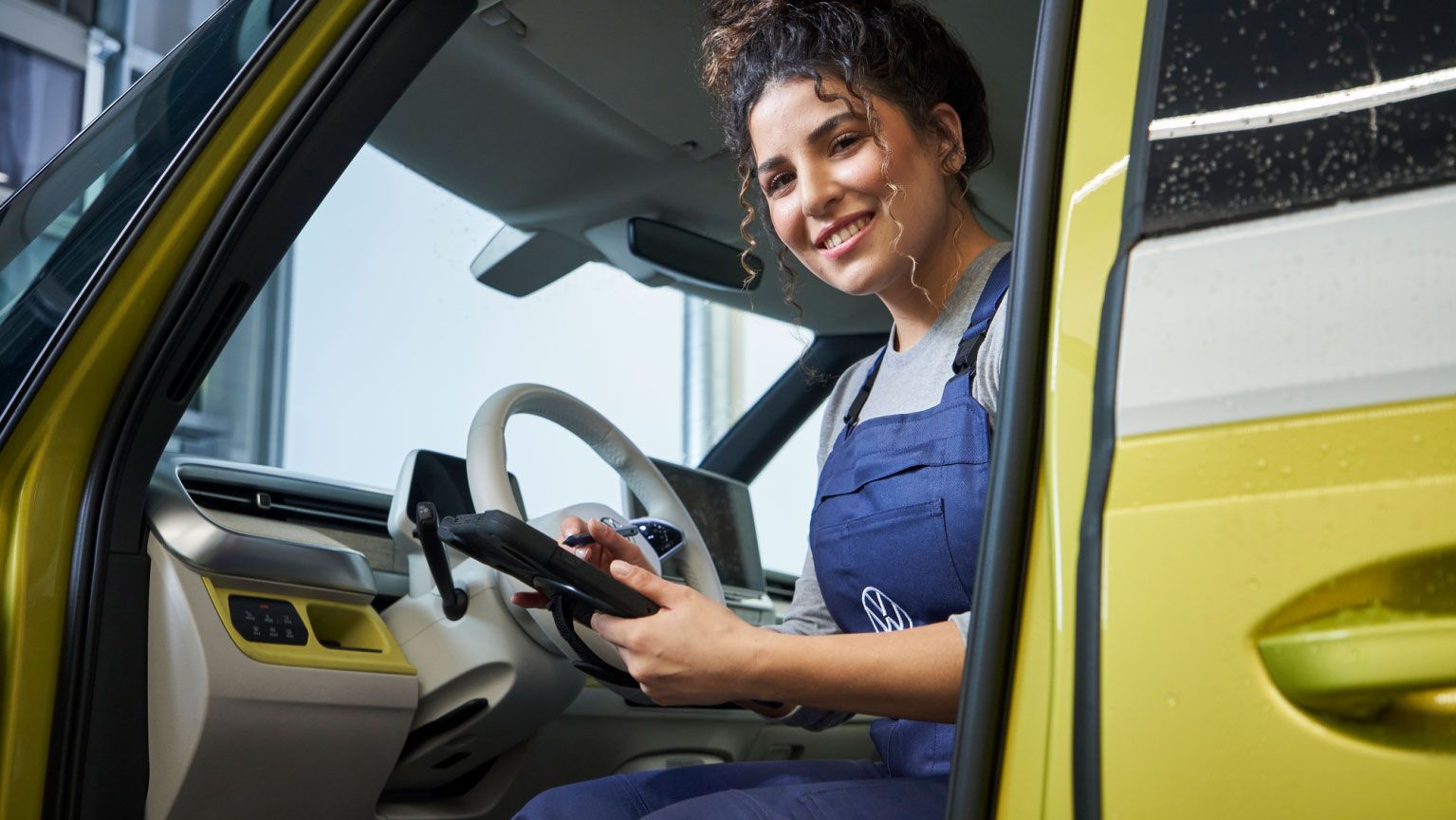Servisni uslužbenec VW v kabini gospodarskega vozila VW