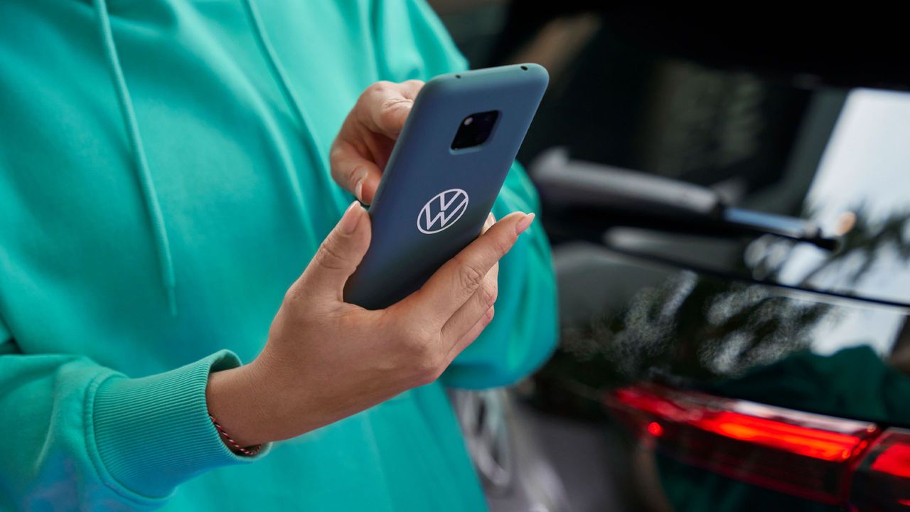Ženska vtipka v svoj pametni telefon