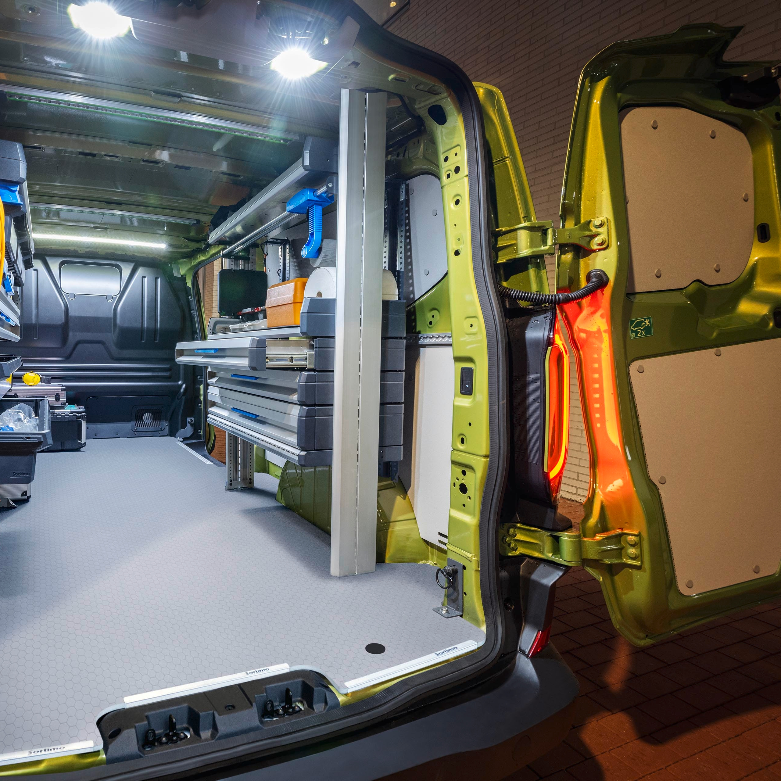 VW Transporter pogled v tovorni prostor