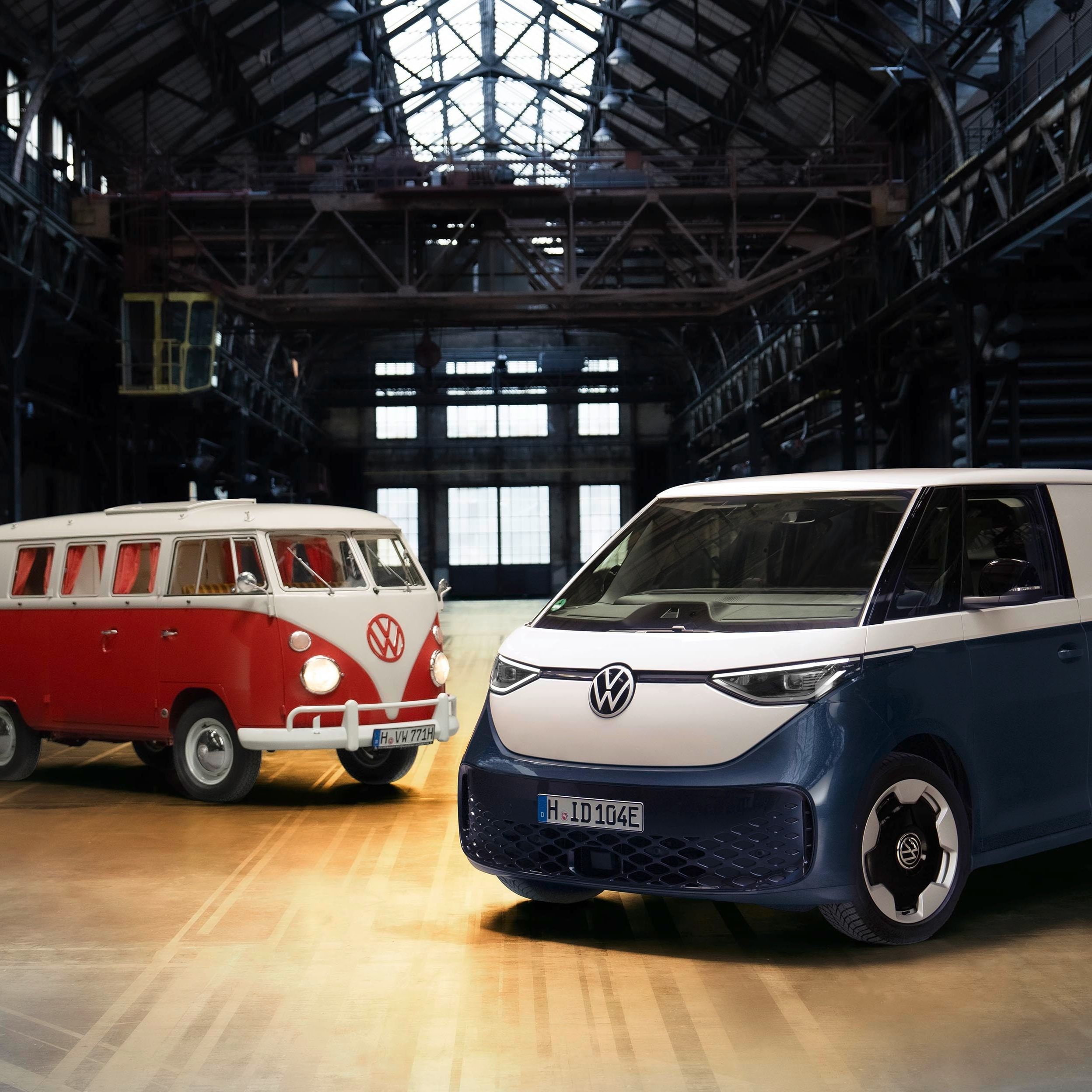 Pogled iz VW ID.Buzz. V ozadju se vidi originalni Bulli