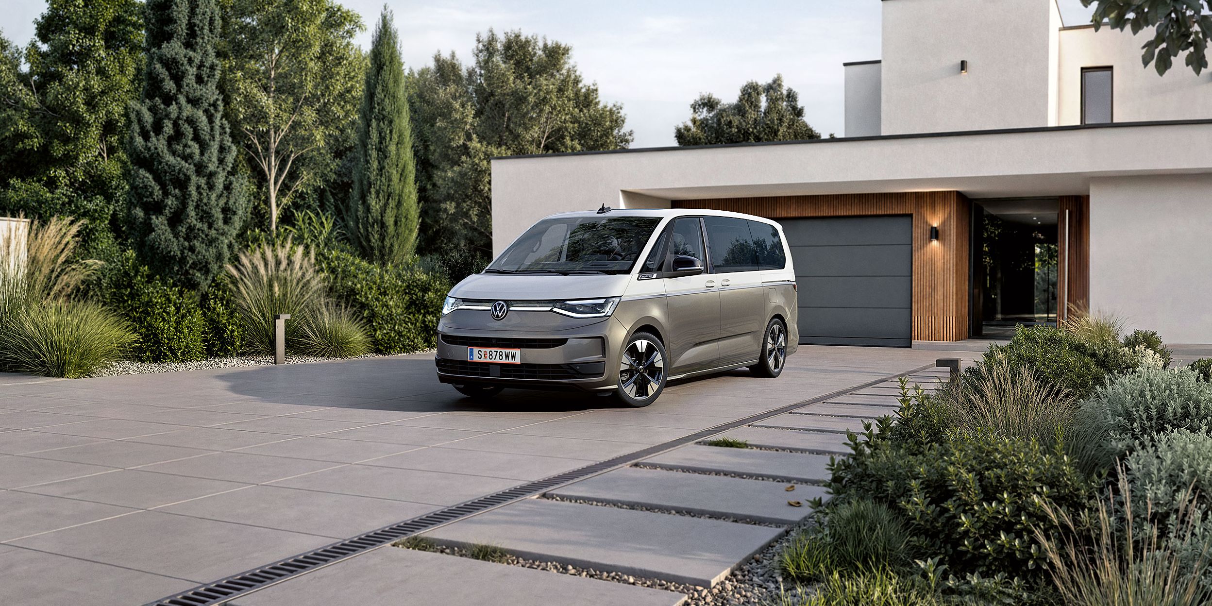 Der neue VW Multivan 2026 steht in Hauseinfahrt.