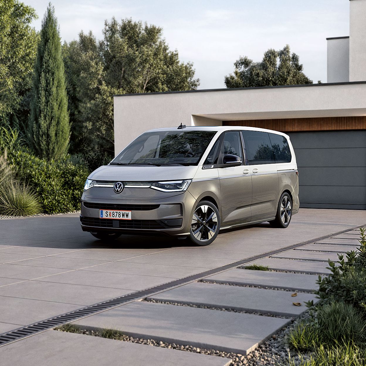 Der neue VW Multivan 2026 steht in Hauseinfahrt.