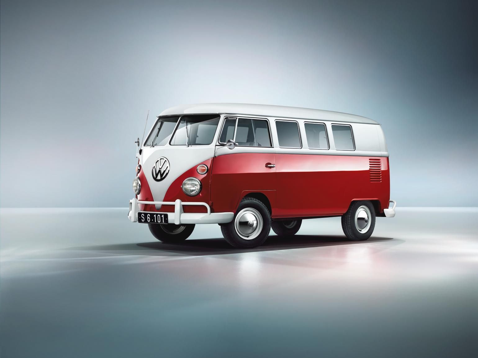 VW T1 Bulli v dvobarvni kombinaciji rdeče-bele barve