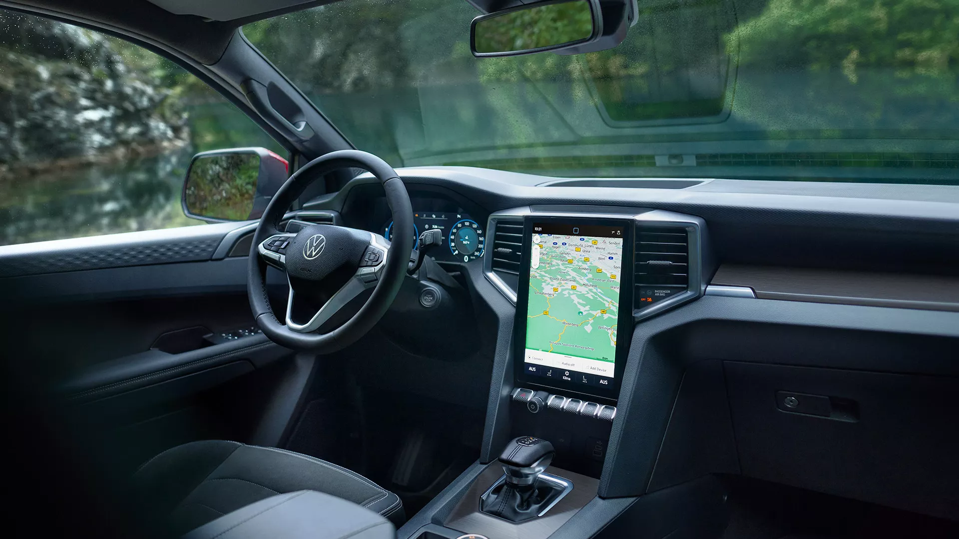 Innenansicht VW Amarok, Lenkrad und Navigationssystem, Schalthebel