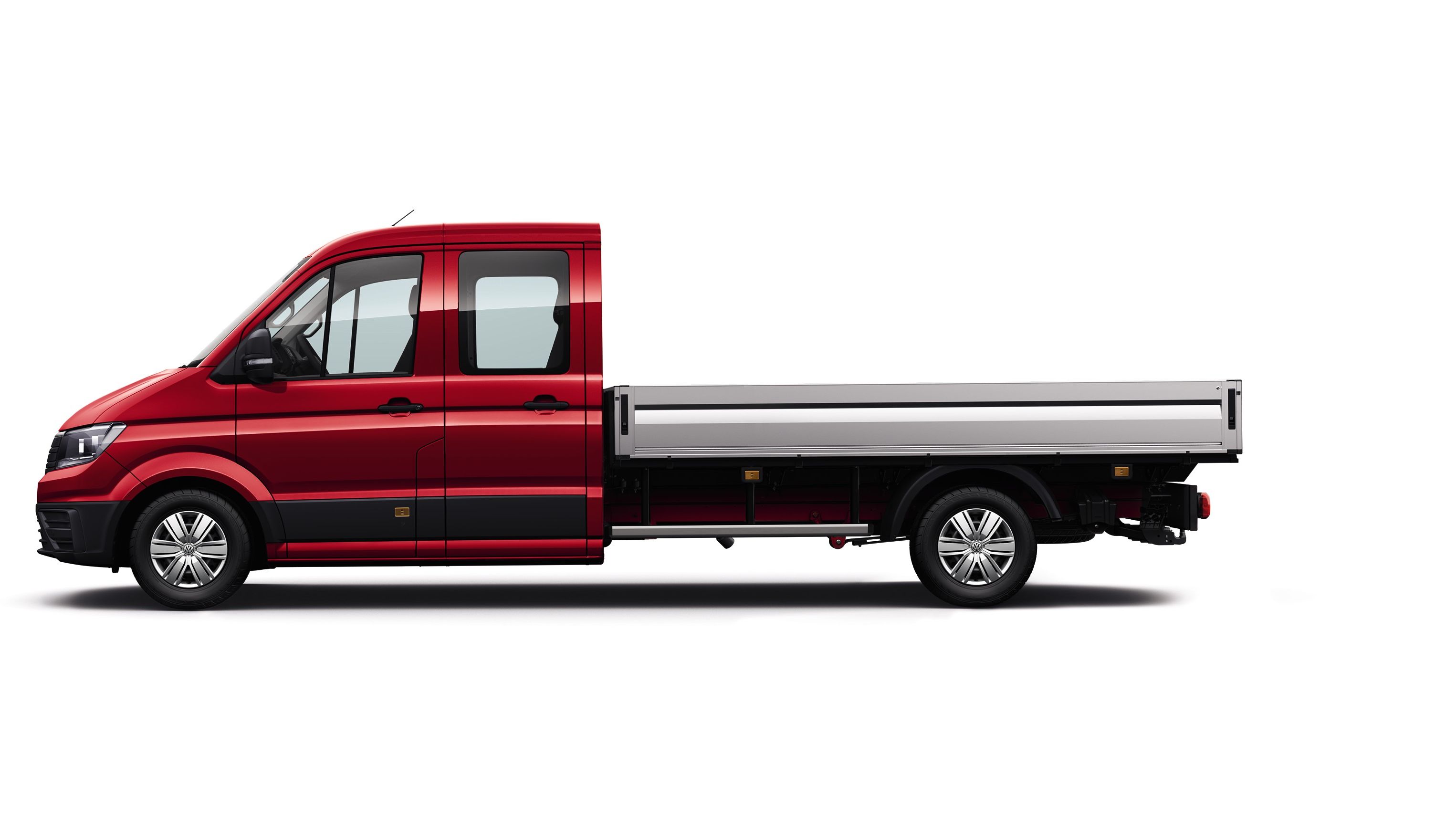 Roter Crafter Pritschenwagen mit langem Radstand und Einzelkabine in der Seitenansicht.