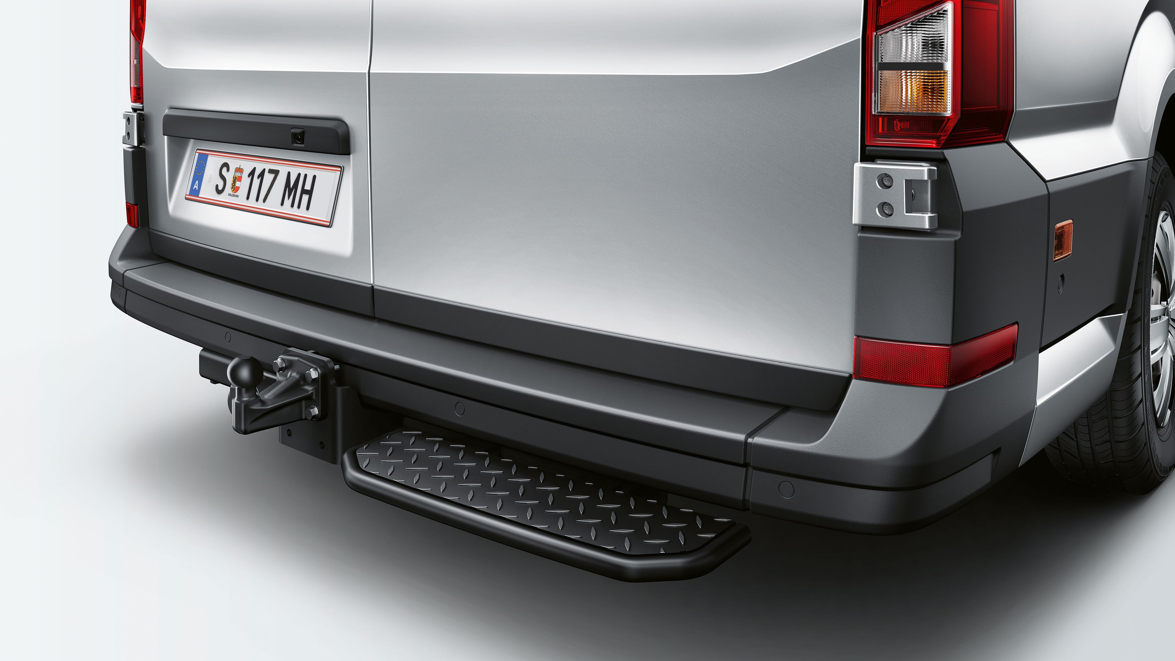 Ein abnehmbare Anhängevorrichtung mit Kugelkopf am VW Crafter Kastenwagen im Detail.