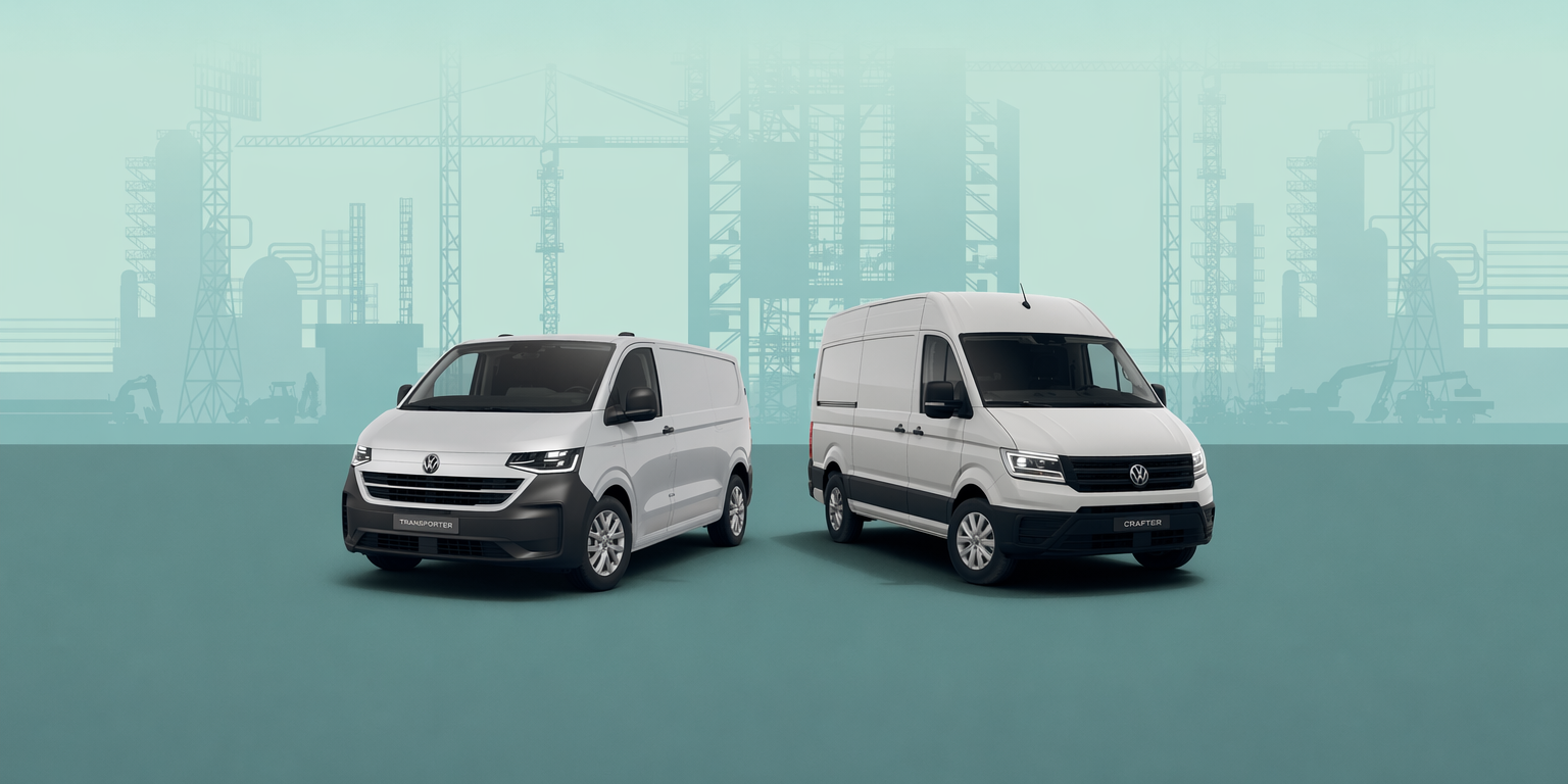 Na sliki sta dve dostavni vozili znamke Volkswagen, parkirani drugo ob drugem na enobarvnem modrozelenem ozadju. Levo je manjši bel kombi z modernejšo, zaobljeno sprednjo masko, desno pa večji bel kombi z višjo streho. V ozadju so kot silhuete nakazani gradbeni žerjavi in industrijske zgradbe.