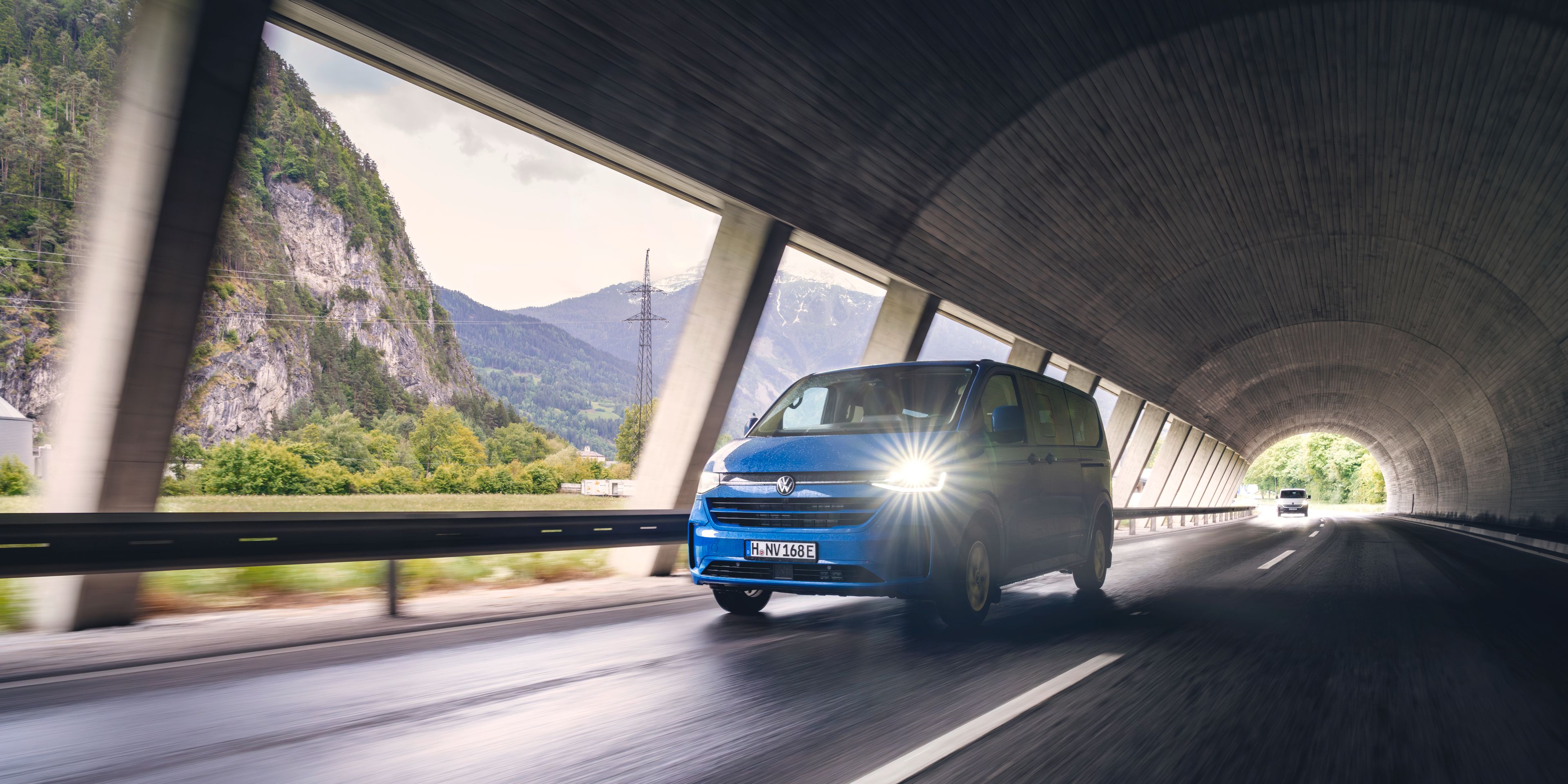 Vozilo Novi Transporter na vožnji skozi tunel