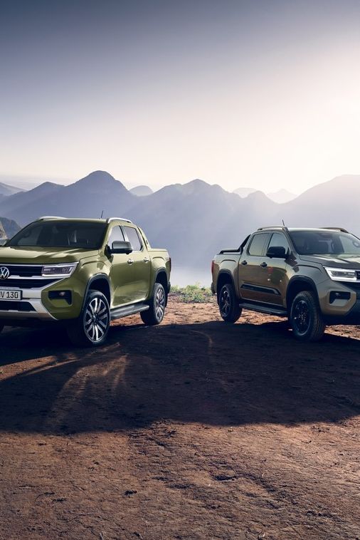 VW Amarok v zeleni in svetlo bež barvi drug ob drugem