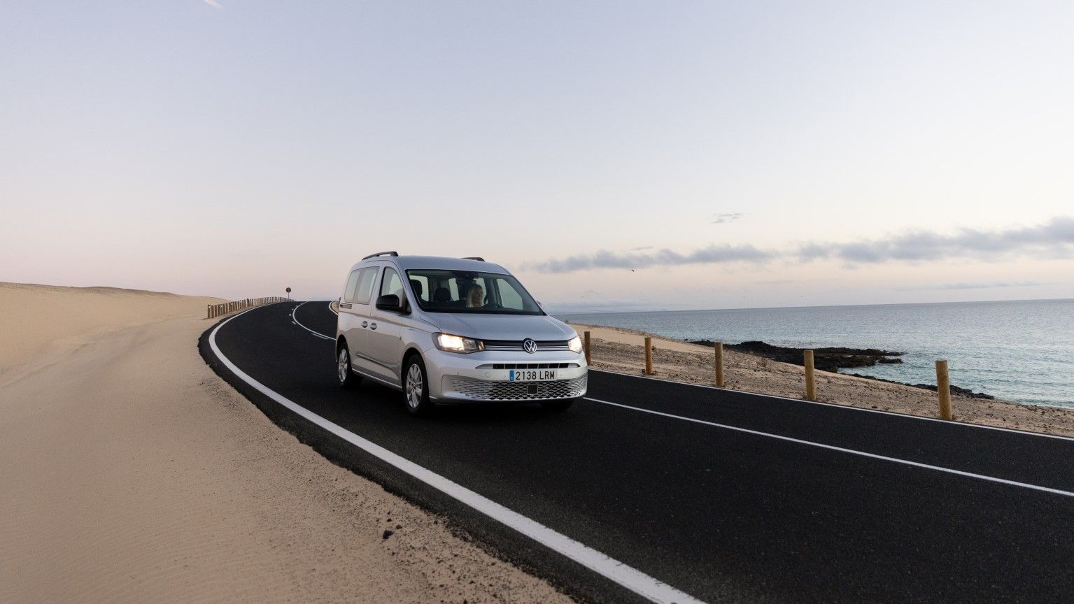 VW Caddy na cesti ob obali
