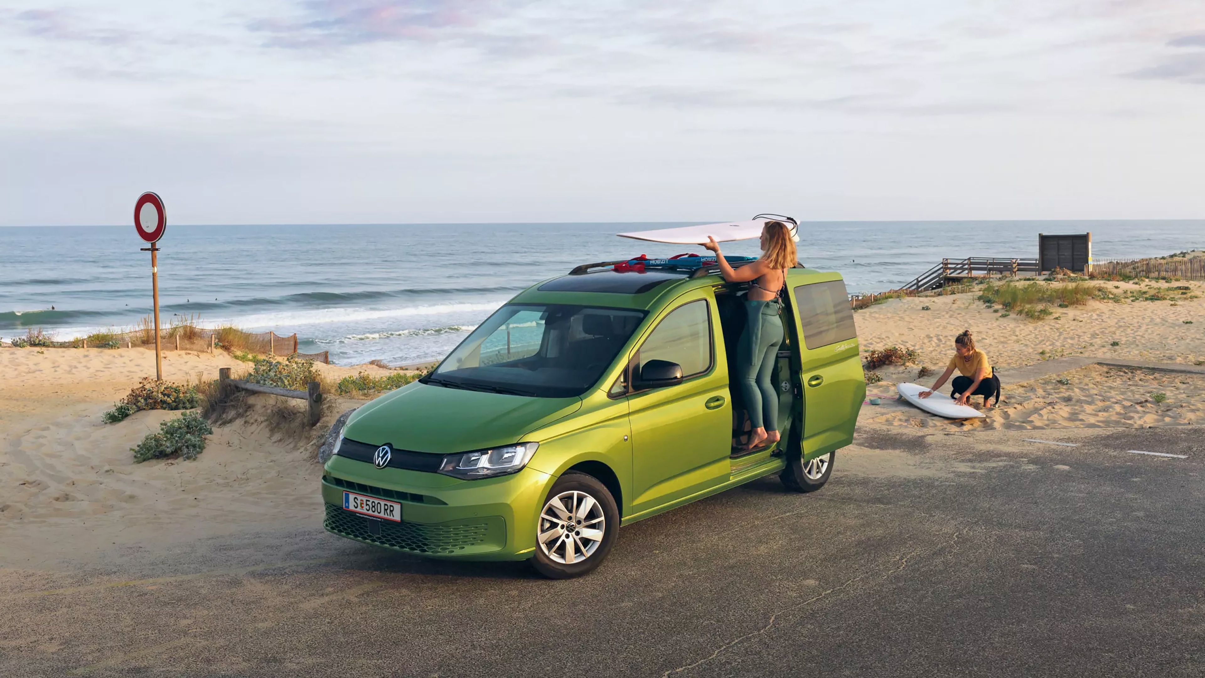Volkswagen Caddy Family am Strand in Olivgrün 