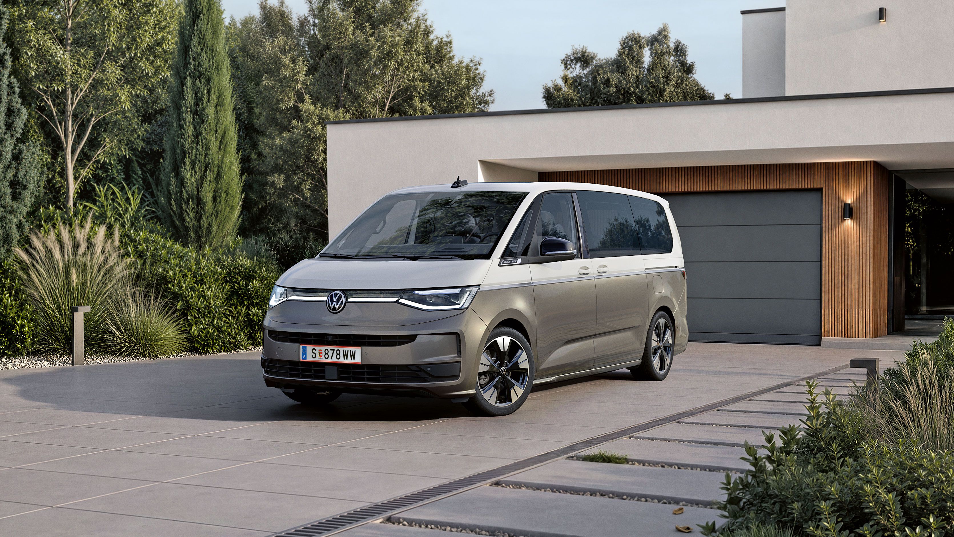 Der neue VW Multivan 2026 steht in Hauseinfahrt.