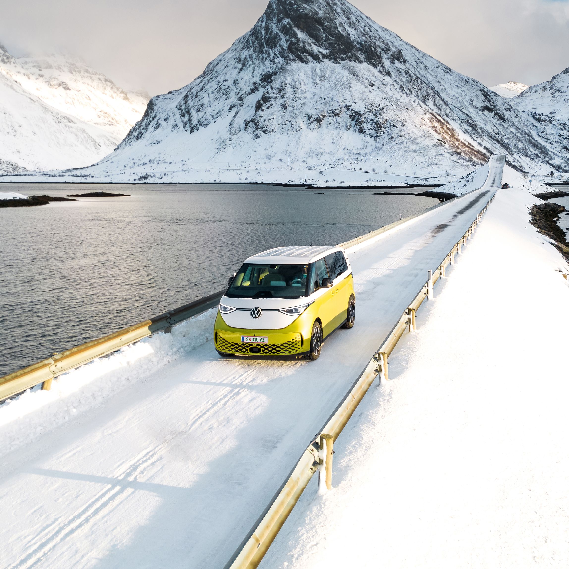 ID. Buzz fährt über Brücke im Schnee