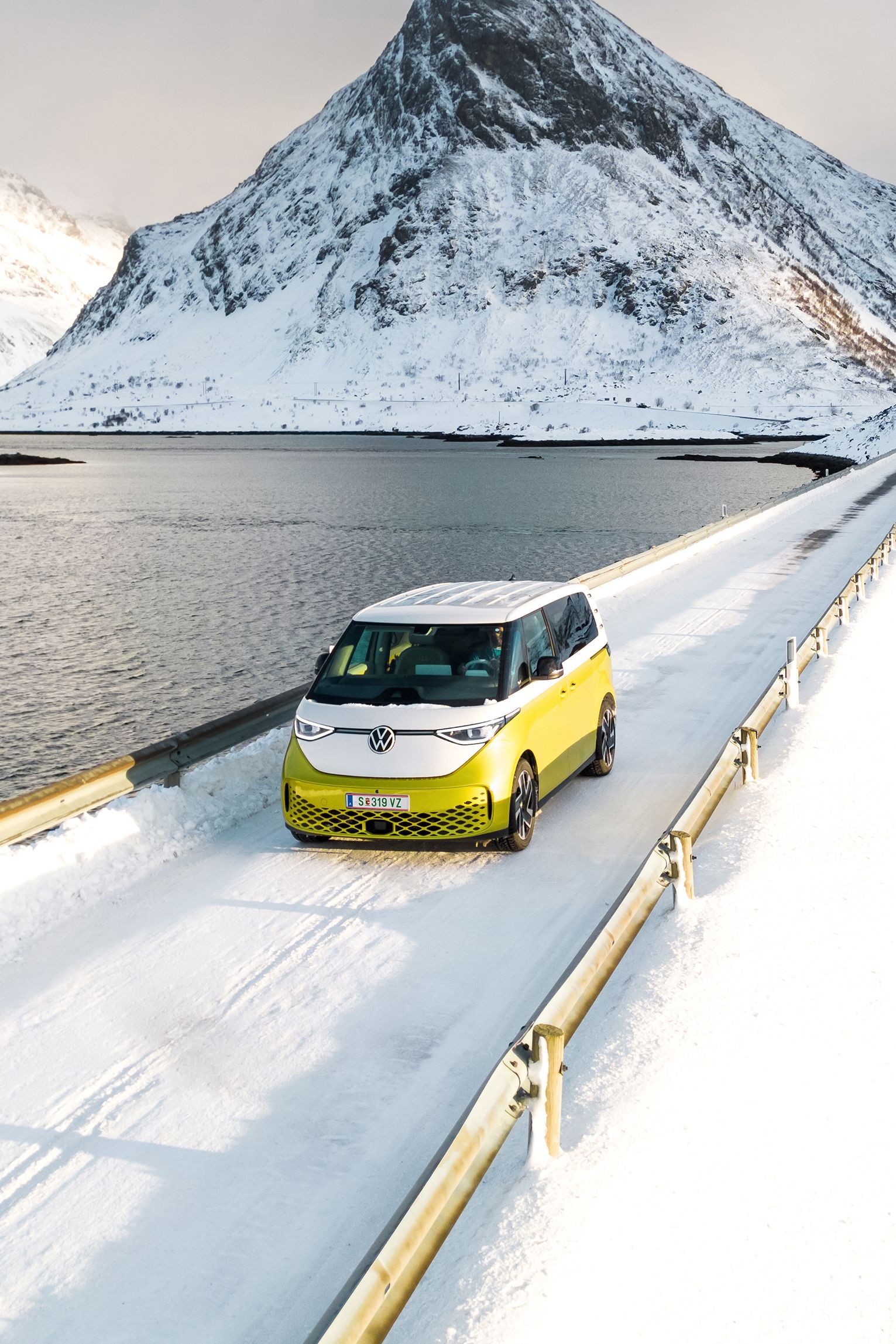 ID. Buzz fährt über Brücke im Schnee