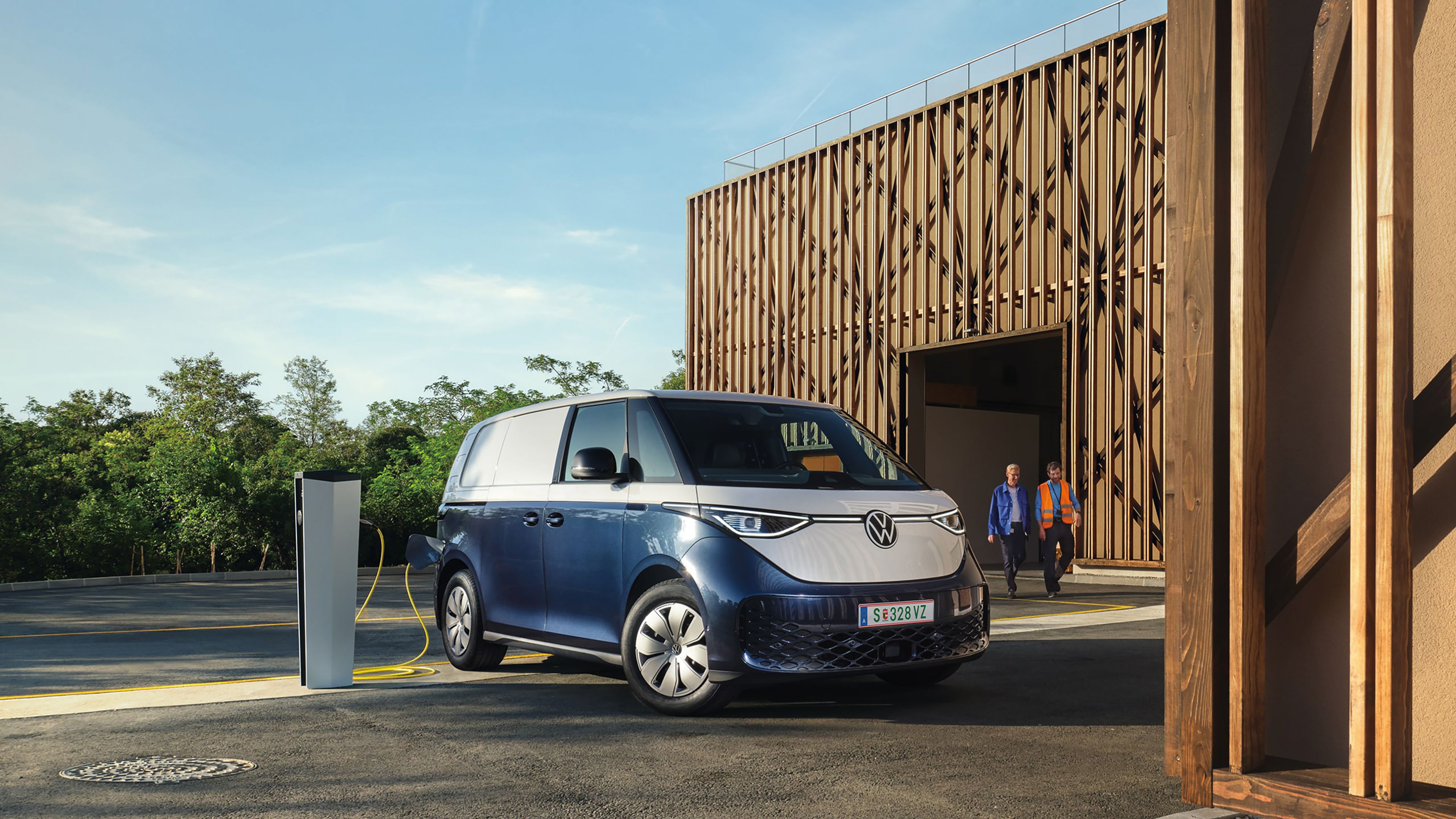 ID. Buzz Cargo beim Ladevorgang