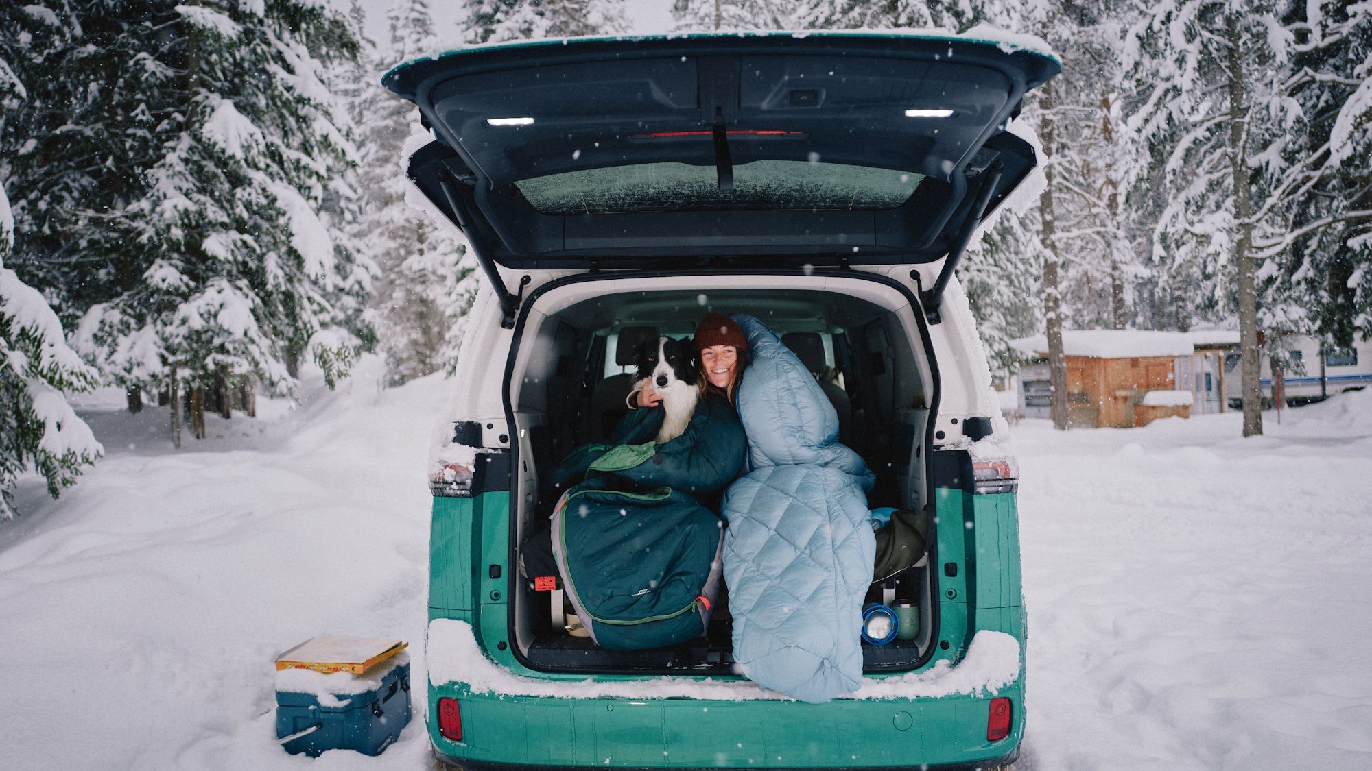 Frau sitzt in ID. Buzz