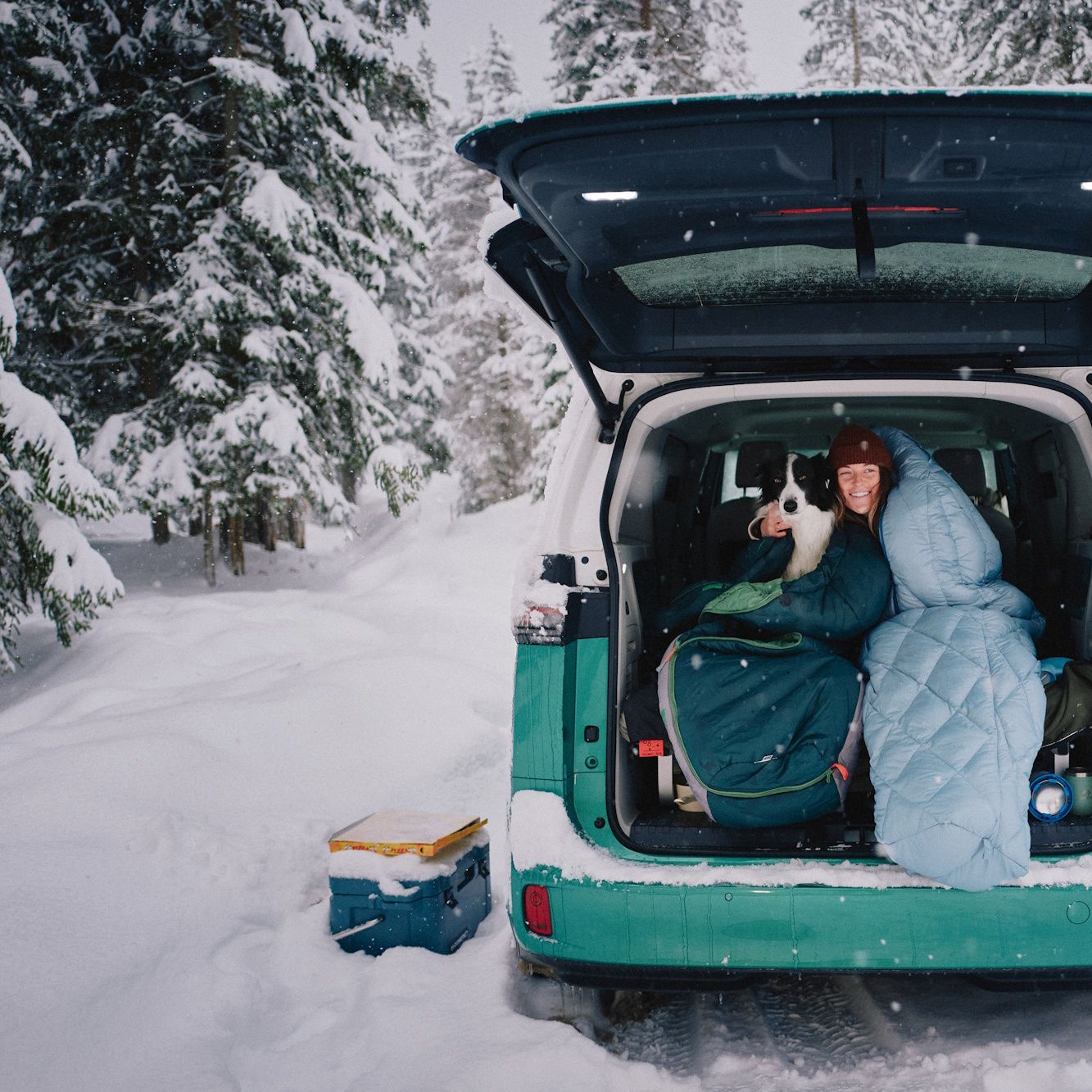 Frau sitzt in ID. Buzz