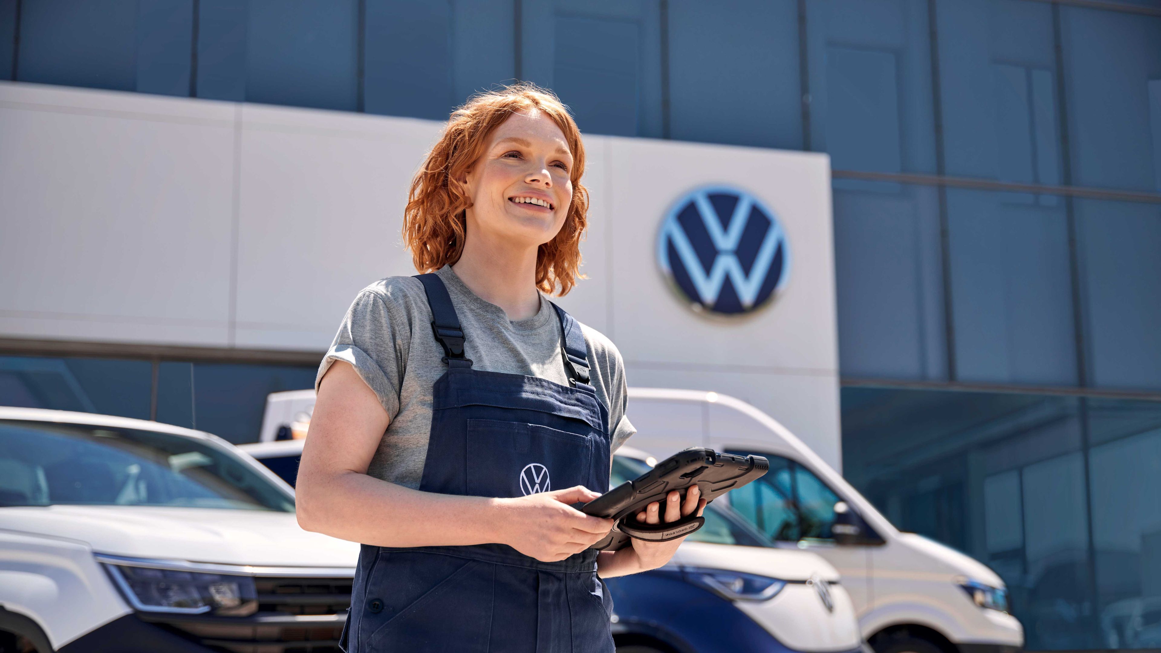 Uslužbenec Volkswagnovega servisa pred stavbo Volkswagnovega servisa