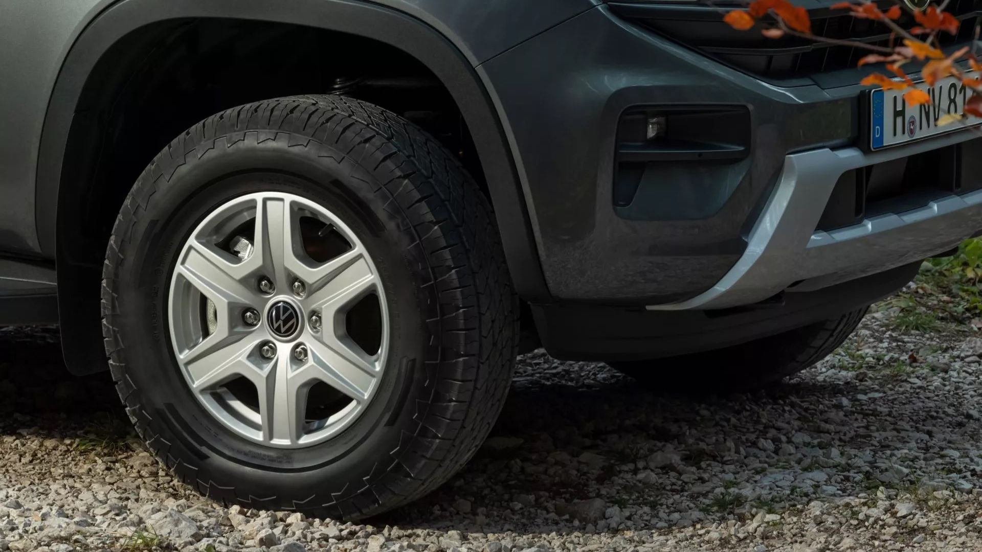 VW Amarok im Wald, Nahaufnahme von Reifen und Felge