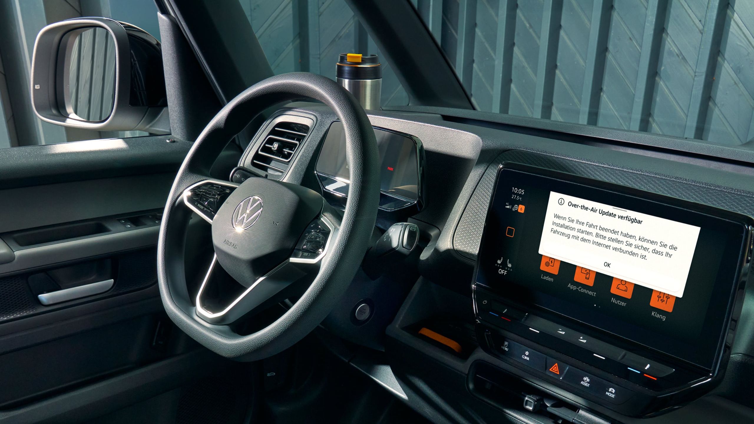 Cockpit mit Multifunktionslenkrad und Infotainmentsystem des ID. Buzz Cargo