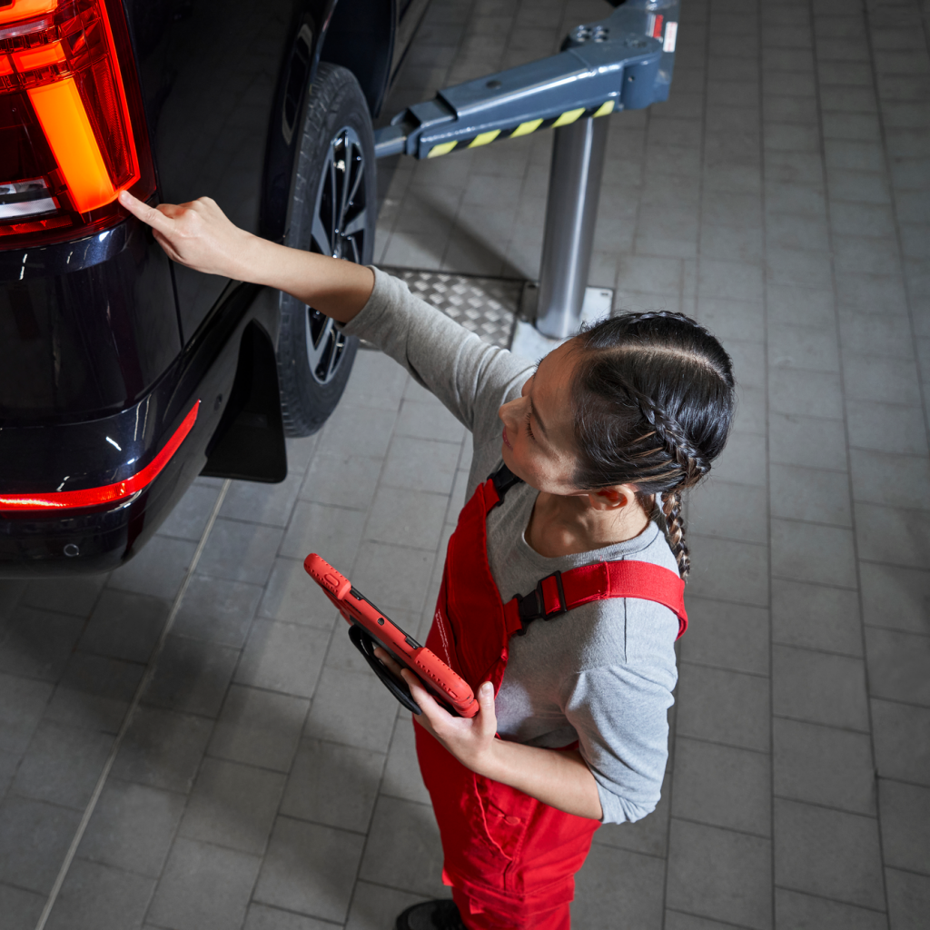 Servisni tehnik pregleduje zadnje luči VW Gospodarskega vozila