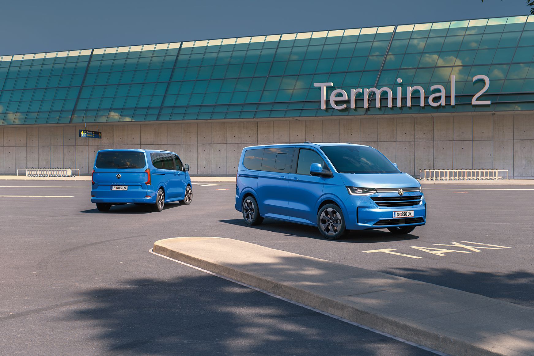 Zwei neue Caravelle parken vor einem Terminal
