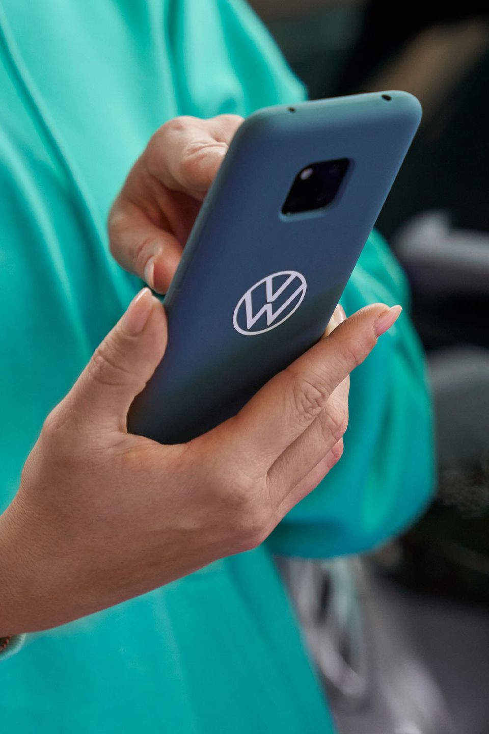 Ženska vtipka v svoj pametni telefon.