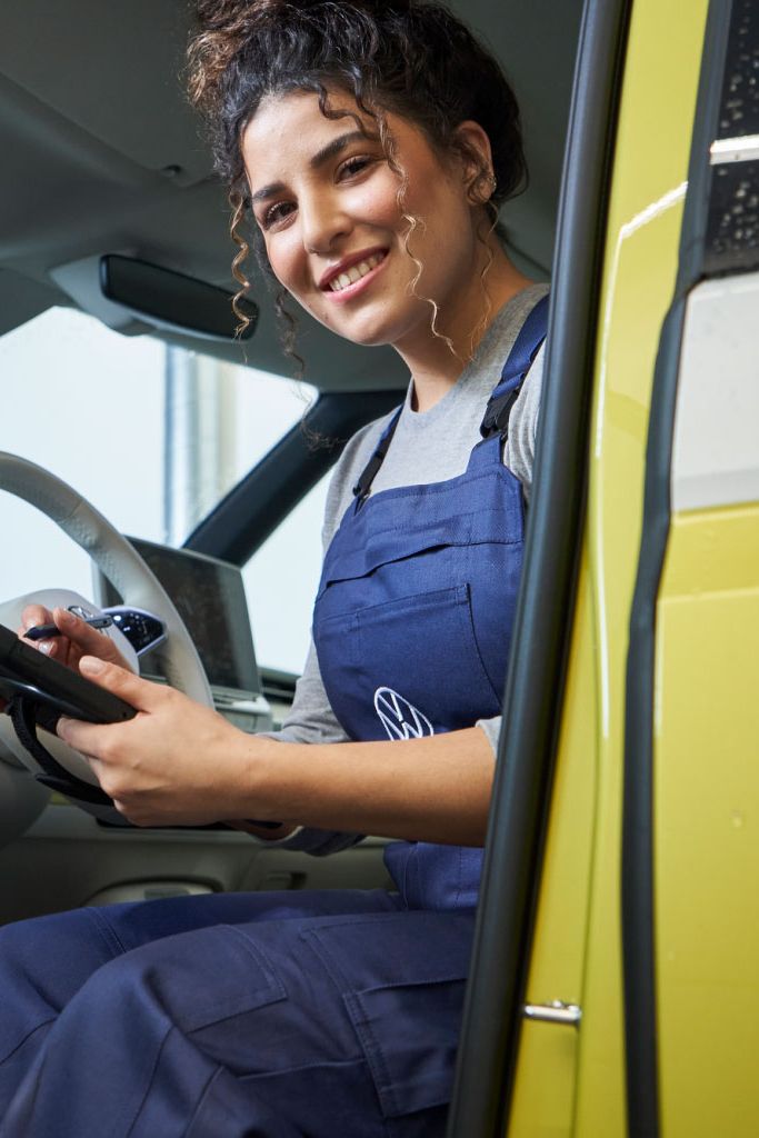 Servisni uslužbenec VW v kabini gospodarskega vozila VW