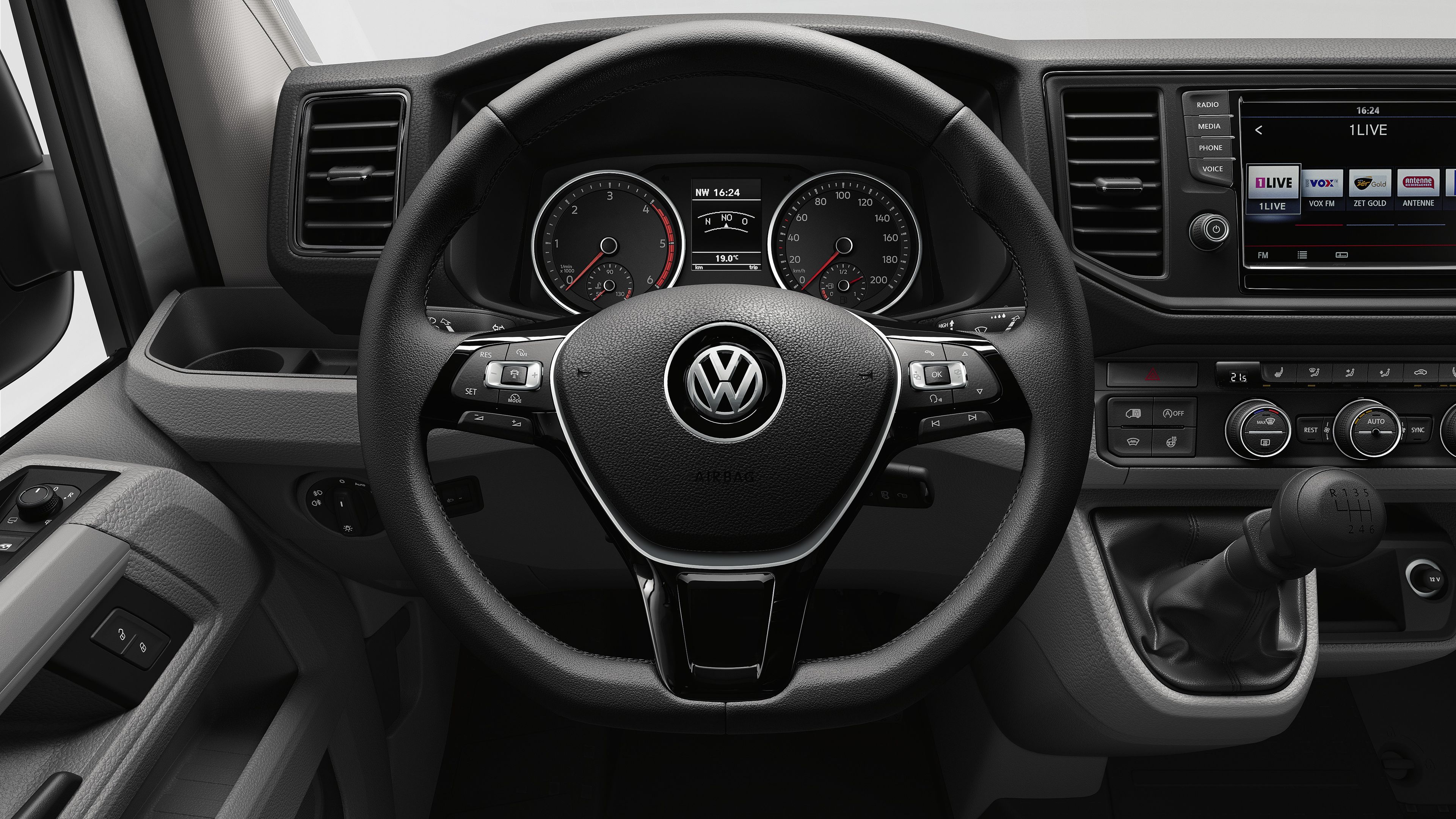 Multifunktions-Lenkrad aus Leder und beheizt im VW Crafter. 