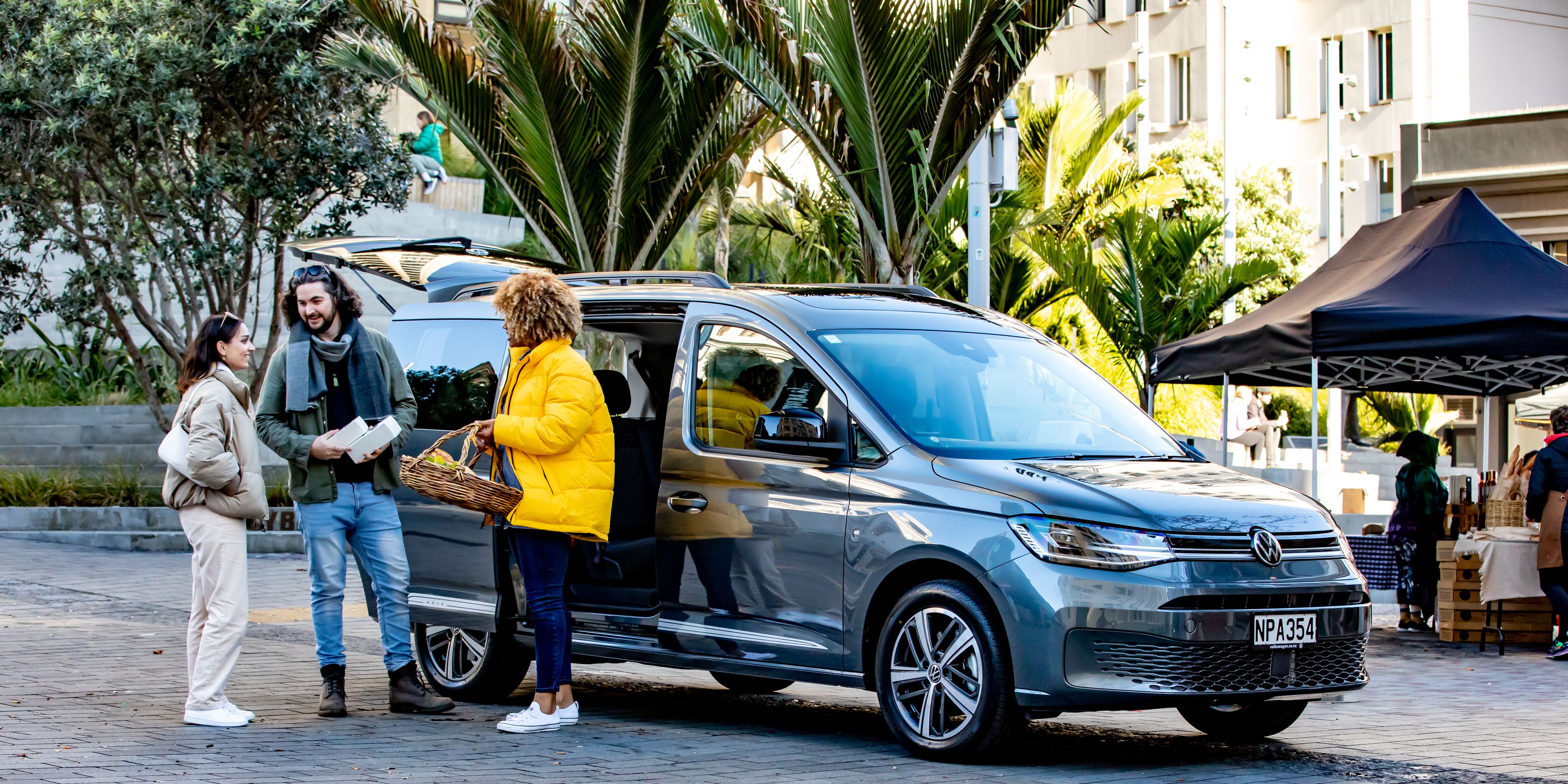 Ljudje pred VW Caddyjem